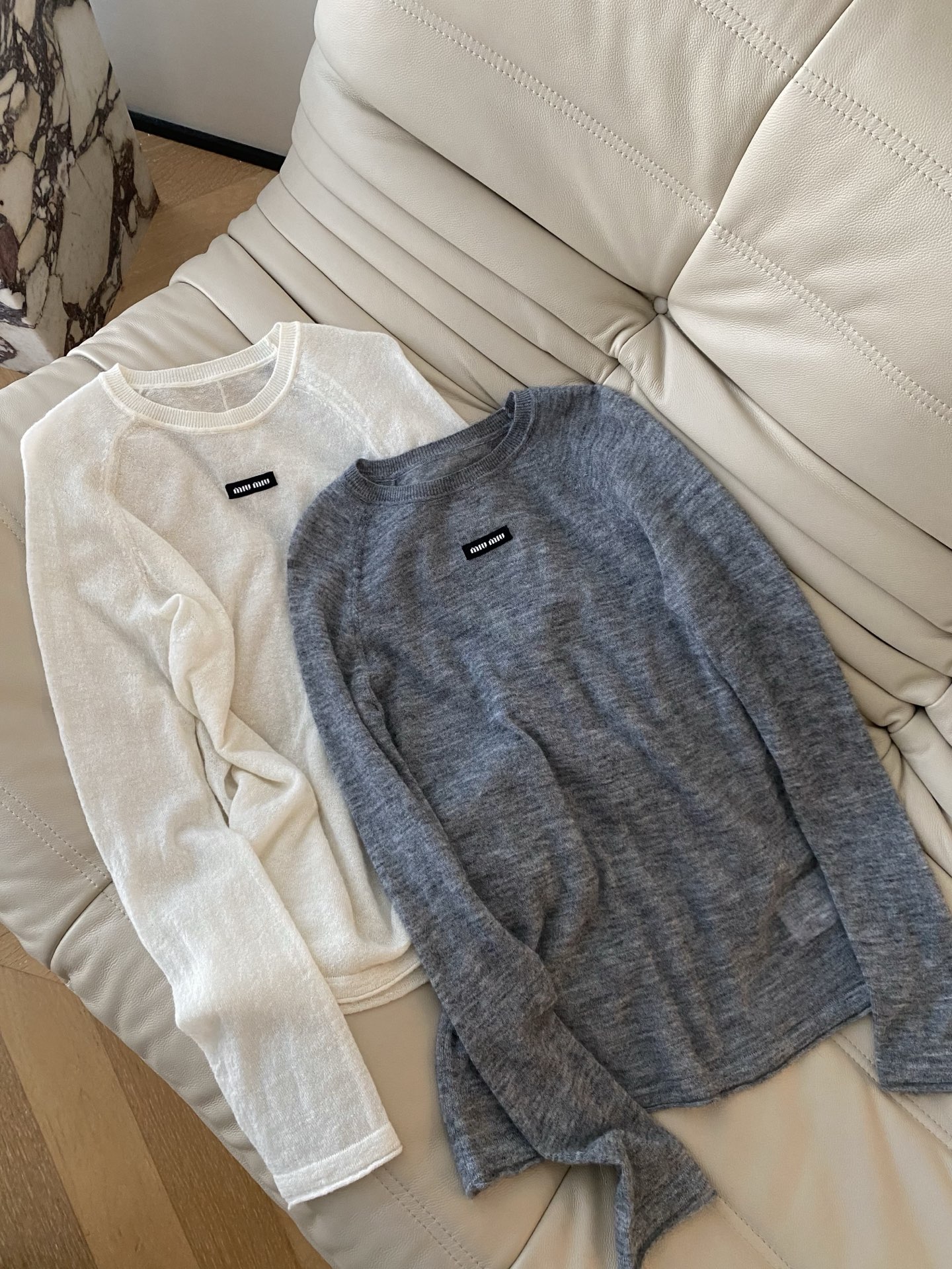 25。F秋冬 miu简约三色羊毛衫 简约圆领插肩袖设计休闲又不失质感 胸前的小标细节更是点睛之笔 让基础