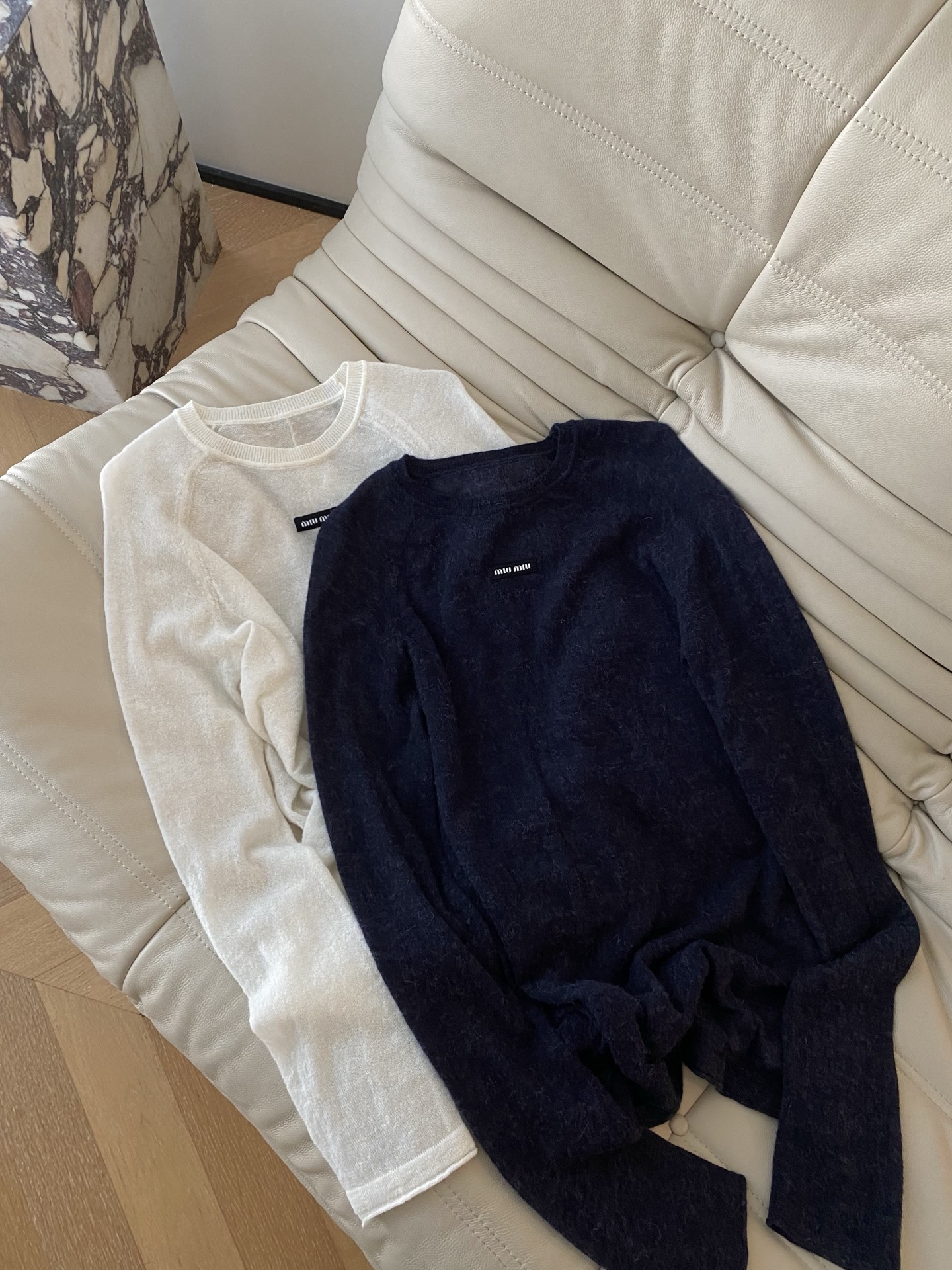 25。F秋冬 miu简约三色羊毛衫 简约圆领插肩袖设计休闲又不失质感 胸前的小标细节更是点睛之笔 让基础