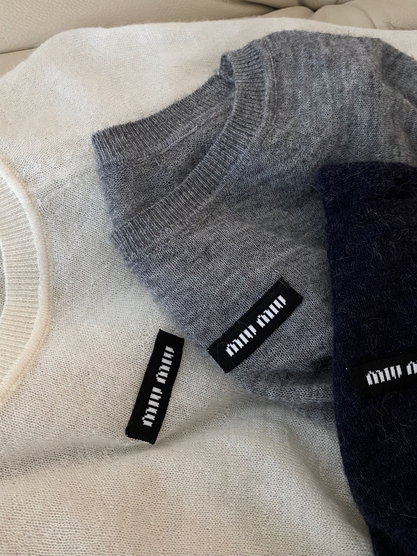 25。F秋冬 miu简约三色羊毛衫 简约圆领插肩袖设计休闲又不失质感 胸前的小标细节更是点睛之笔 让基础