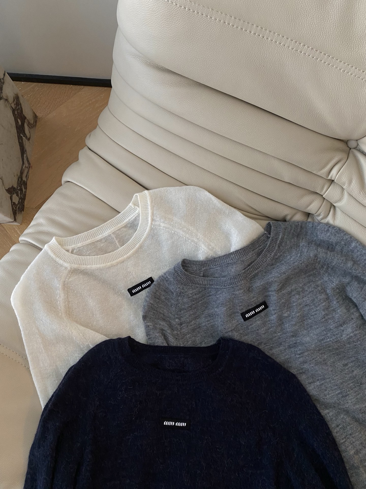 25。F秋冬 miu简约三色羊毛衫 简约圆领插肩袖设计休闲又不失质感 胸前的小标细节更是点睛之笔 让基础