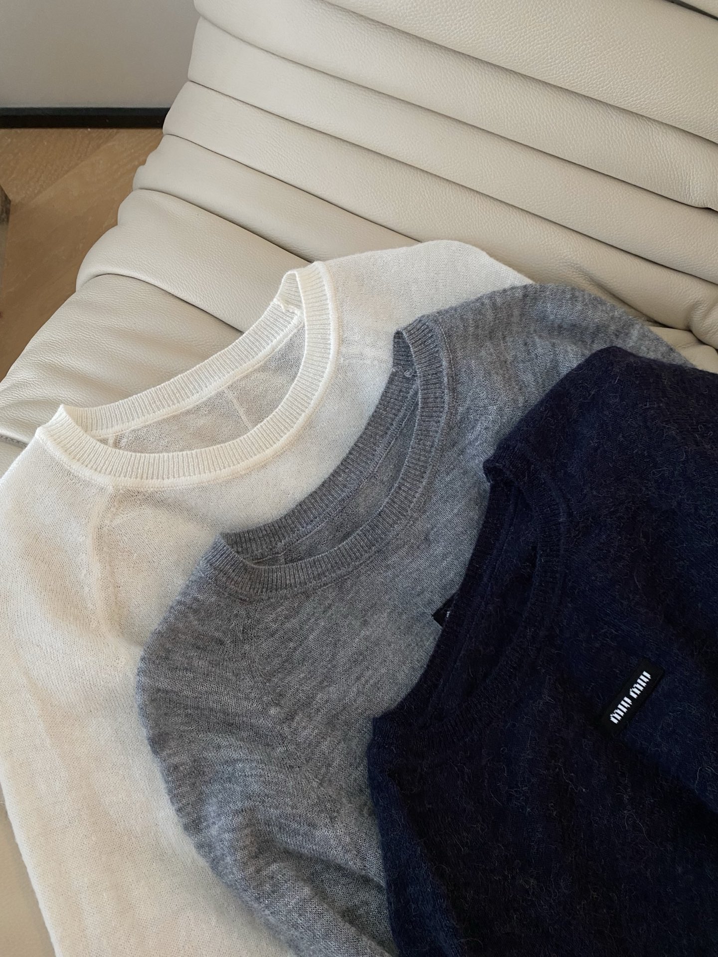 25。F秋冬 miu简约三色羊毛衫 简约圆领插肩袖设计休闲又不失质感 胸前的小标细节更是点睛之笔 让基础