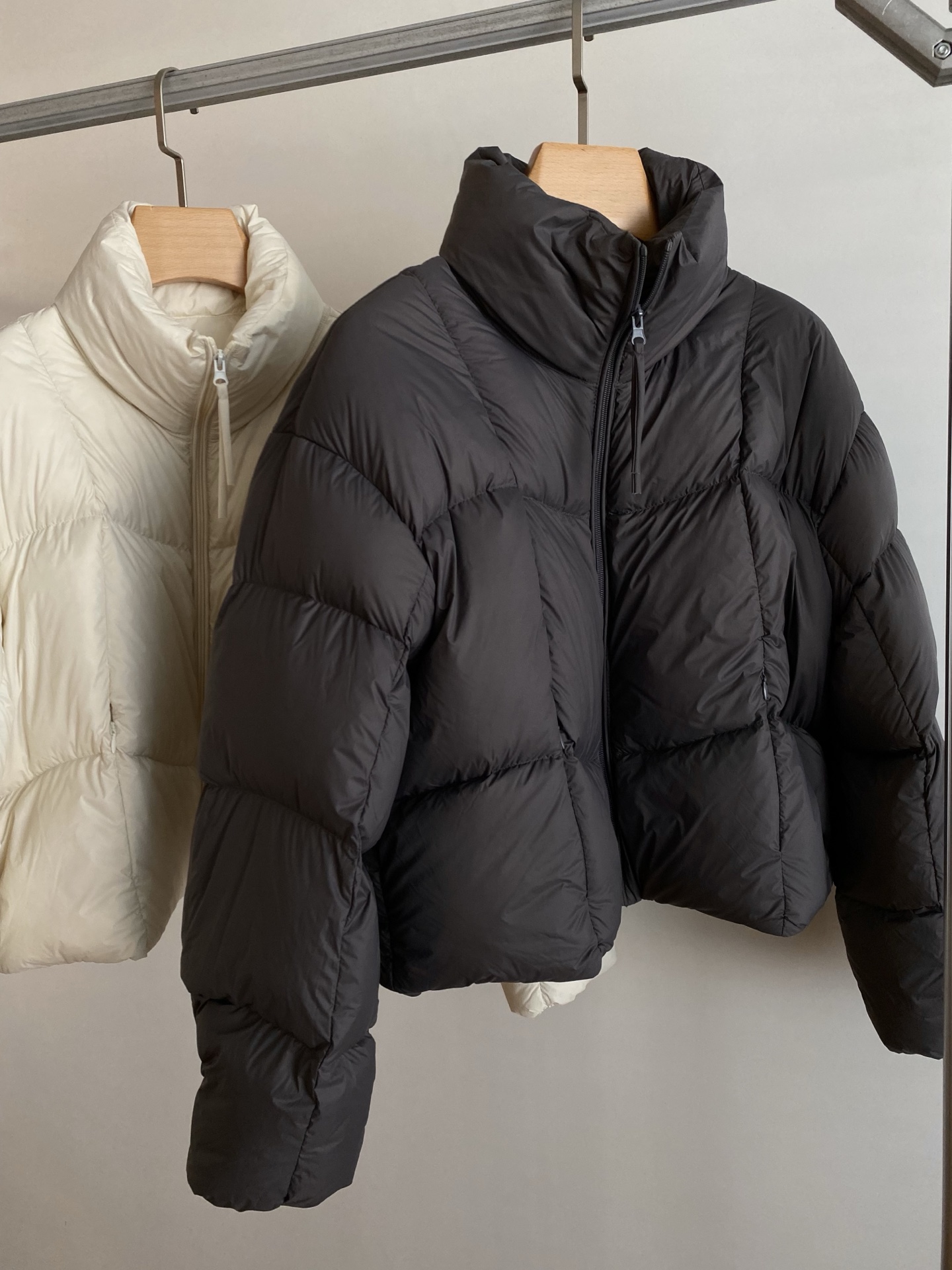 25。F秋冬 白鸭绒面包羽绒服 简约廓形适配各种风格 利落拉链立领设计使用性与时尚感拉满 不管是日常通勤