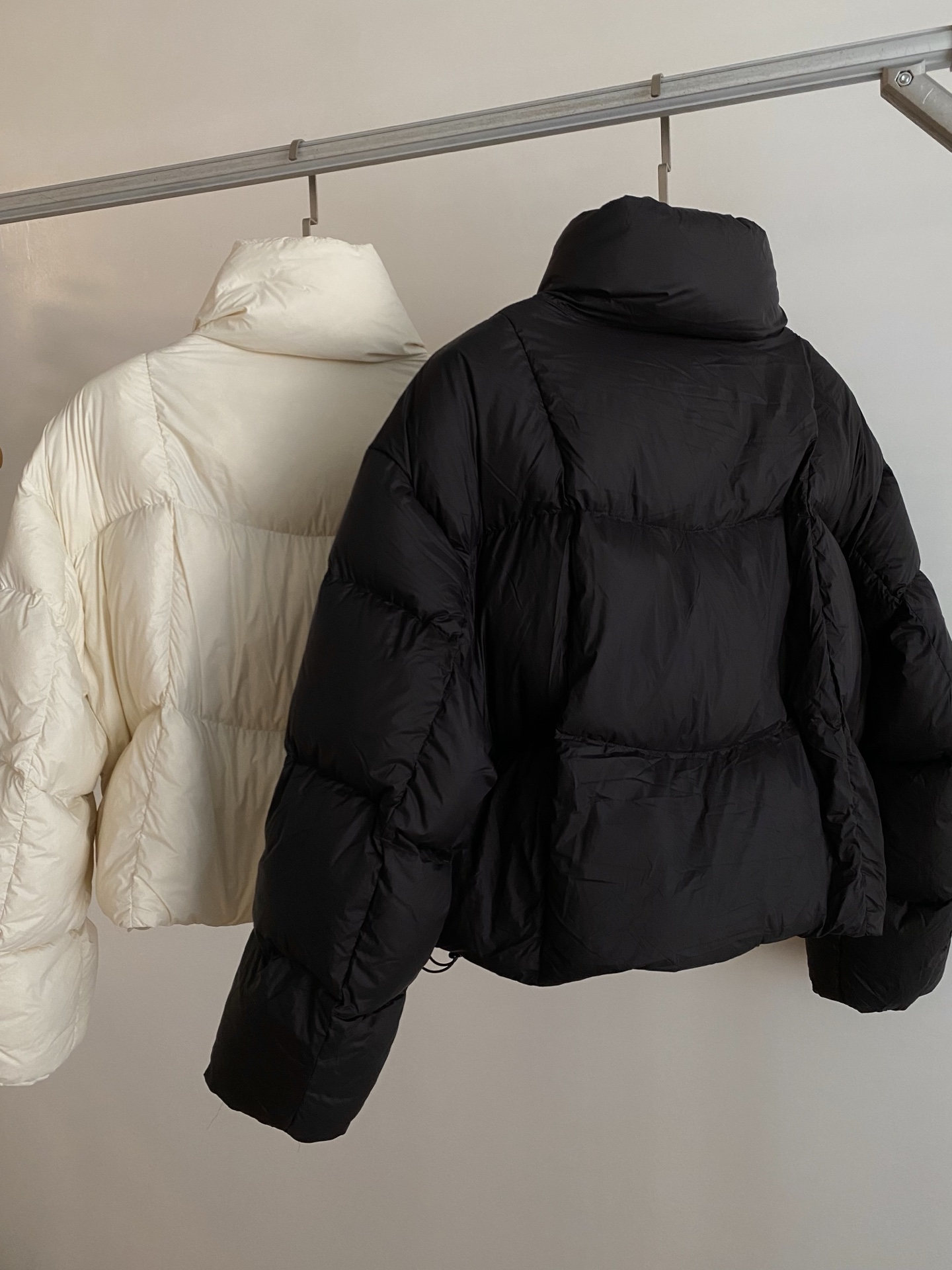 25。F秋冬 白鸭绒面包羽绒服 简约廓形适配各种风格 利落拉链立领设计使用性与时尚感拉满 不管是日常通勤