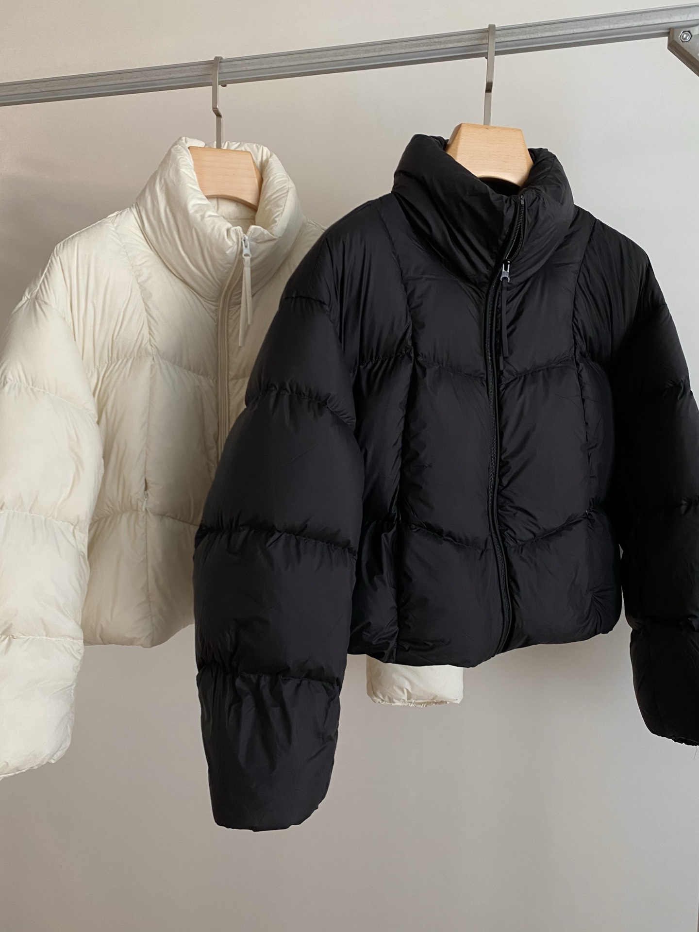 25。F秋冬 白鸭绒面包羽绒服 简约廓形适配各种风格 利落拉链立领设计使用性与时尚感拉满 不管是日常通勤