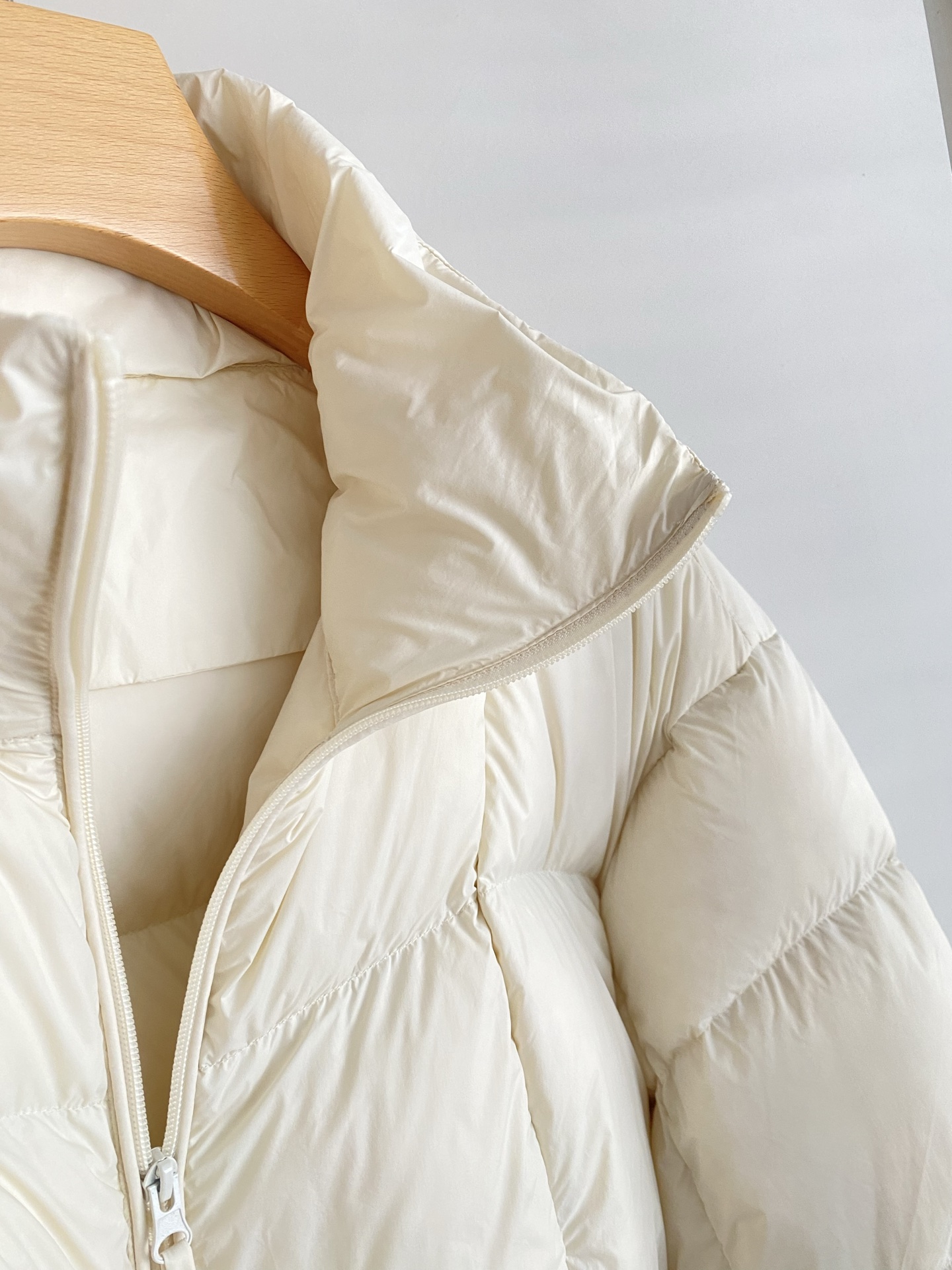 25。F秋冬 白鸭绒面包羽绒服 简约廓形适配各种风格 利落拉链立领设计使用性与时尚感拉满 不管是日常通勤