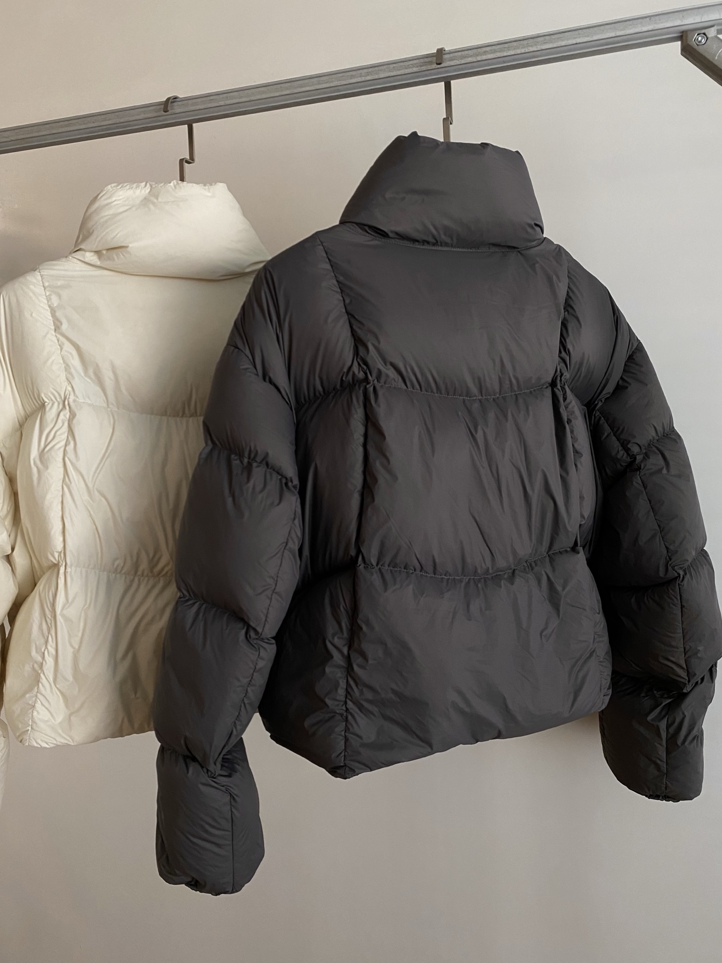 25。F秋冬 白鸭绒面包羽绒服 简约廓形适配各种风格 利落拉链立领设计使用性与时尚感拉满 不管是日常通勤