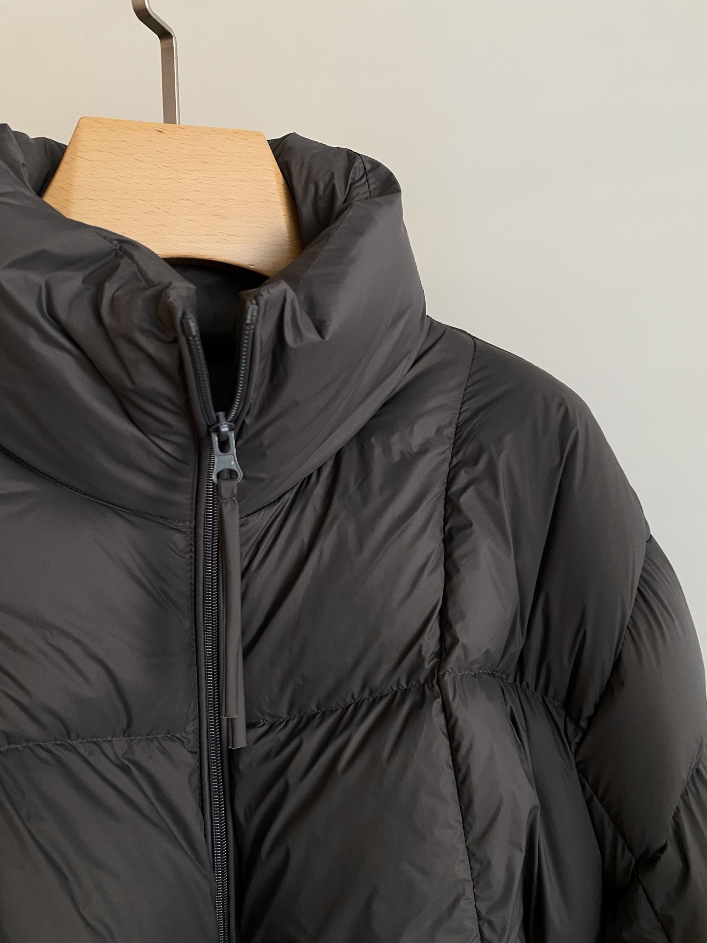 25。F秋冬 白鸭绒面包羽绒服 简约廓形适配各种风格 利落拉链立领设计使用性与时尚感拉满 不管是日常通勤