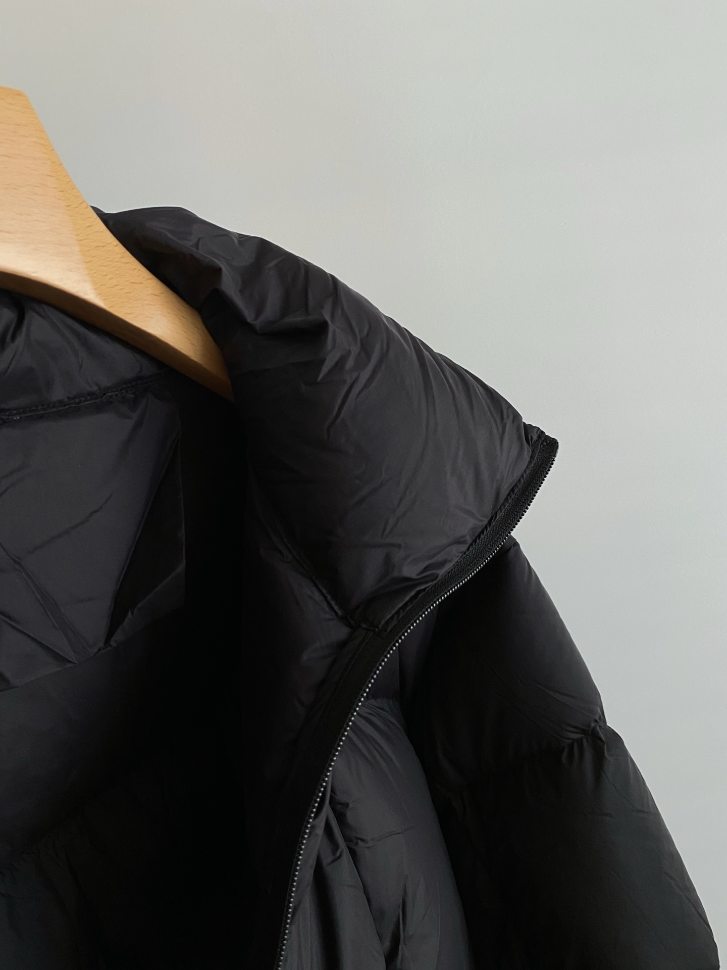 25。F秋冬 白鸭绒面包羽绒服 简约廓形适配各种风格 利落拉链立领设计使用性与时尚感拉满 不管是日常通勤