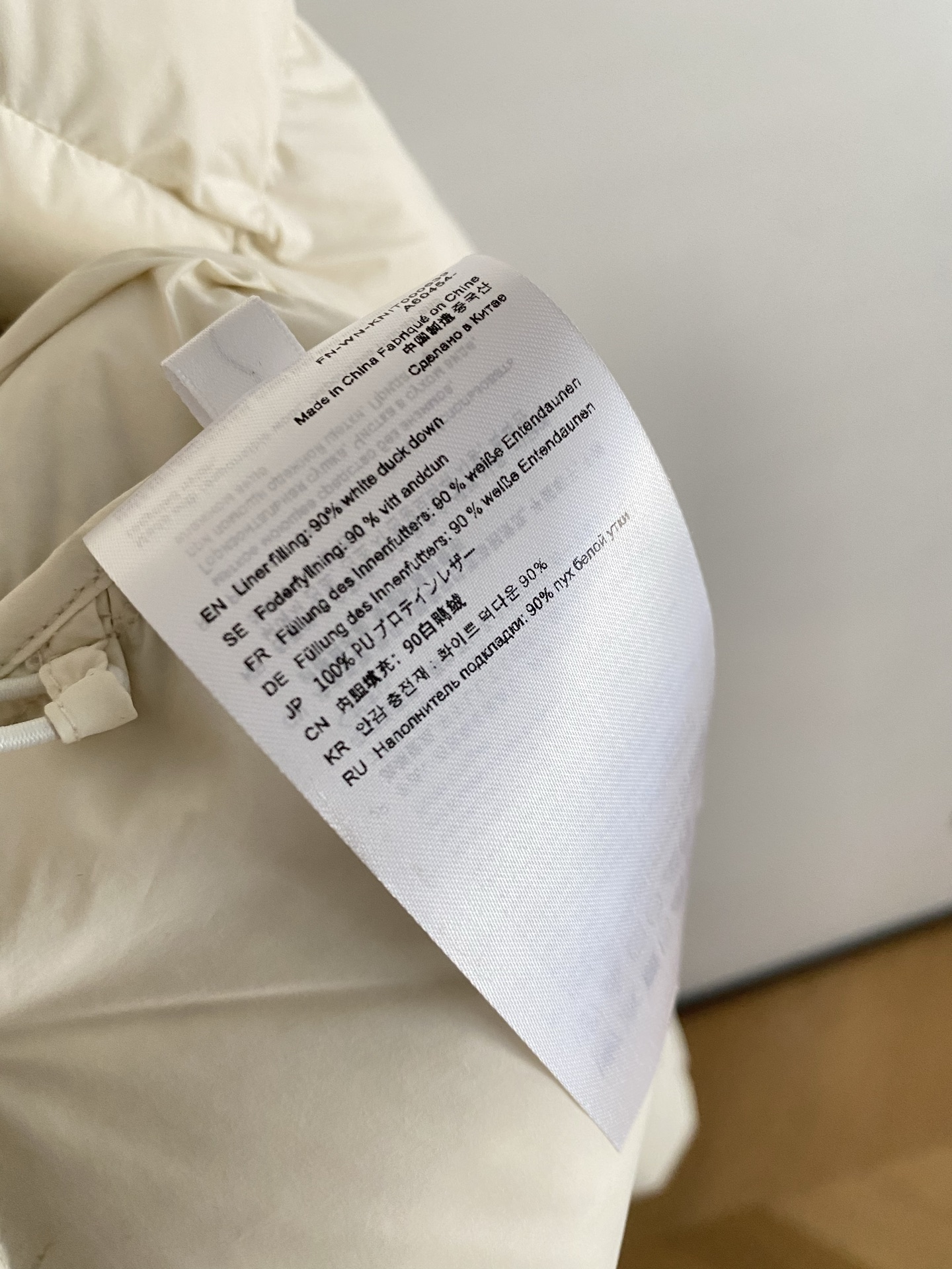 25。F秋冬 白鸭绒面包羽绒服 简约廓形适配各种风格 利落拉链立领设计使用性与时尚感拉满 不管是日常通勤