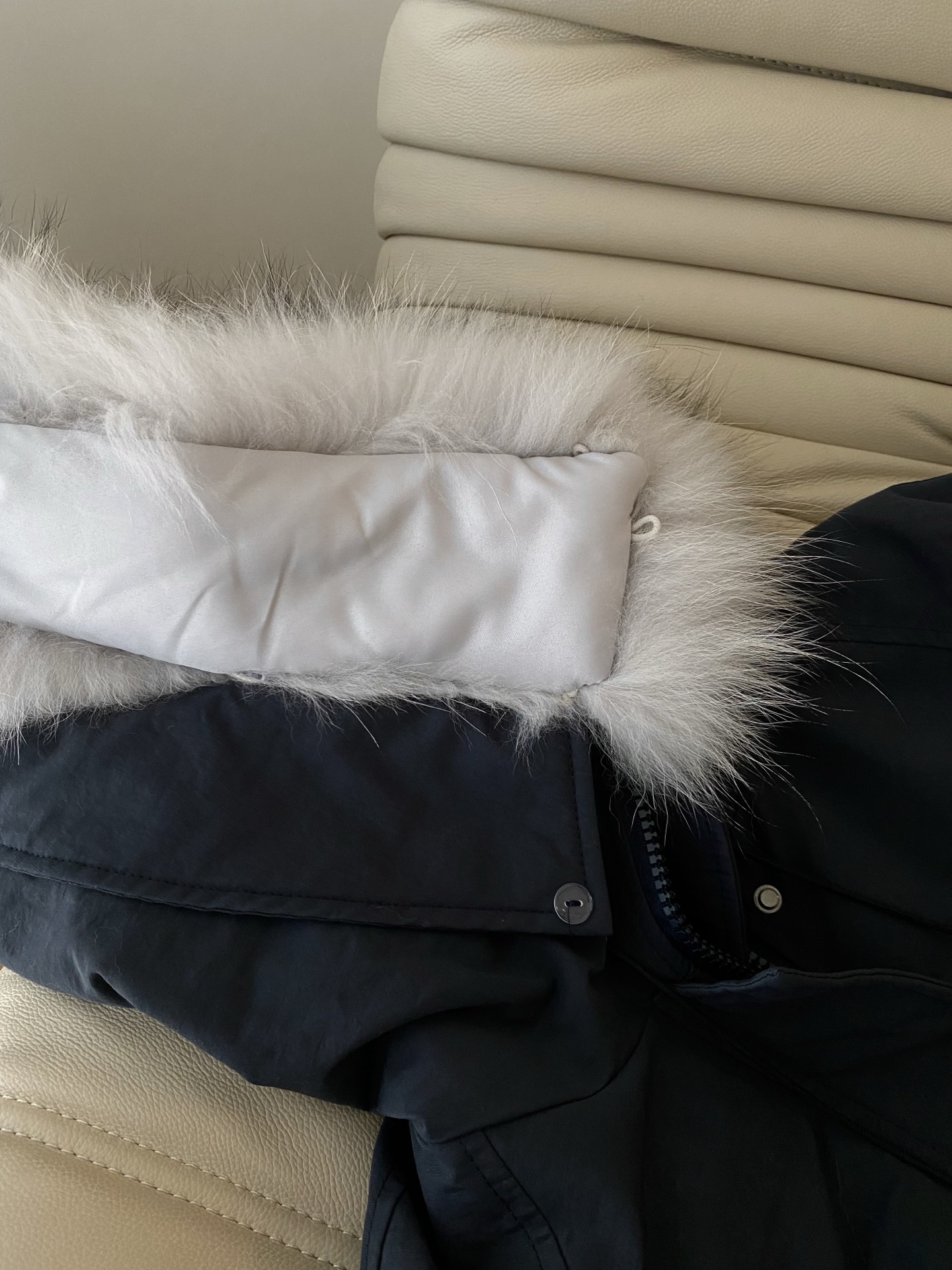 25。F秋冬 连帽真毛领鹅绒羽绒服 拉链式连帽羽绒服 90鹅绒巨蓬松充绒量大且均匀 宽松版型包容性大 出