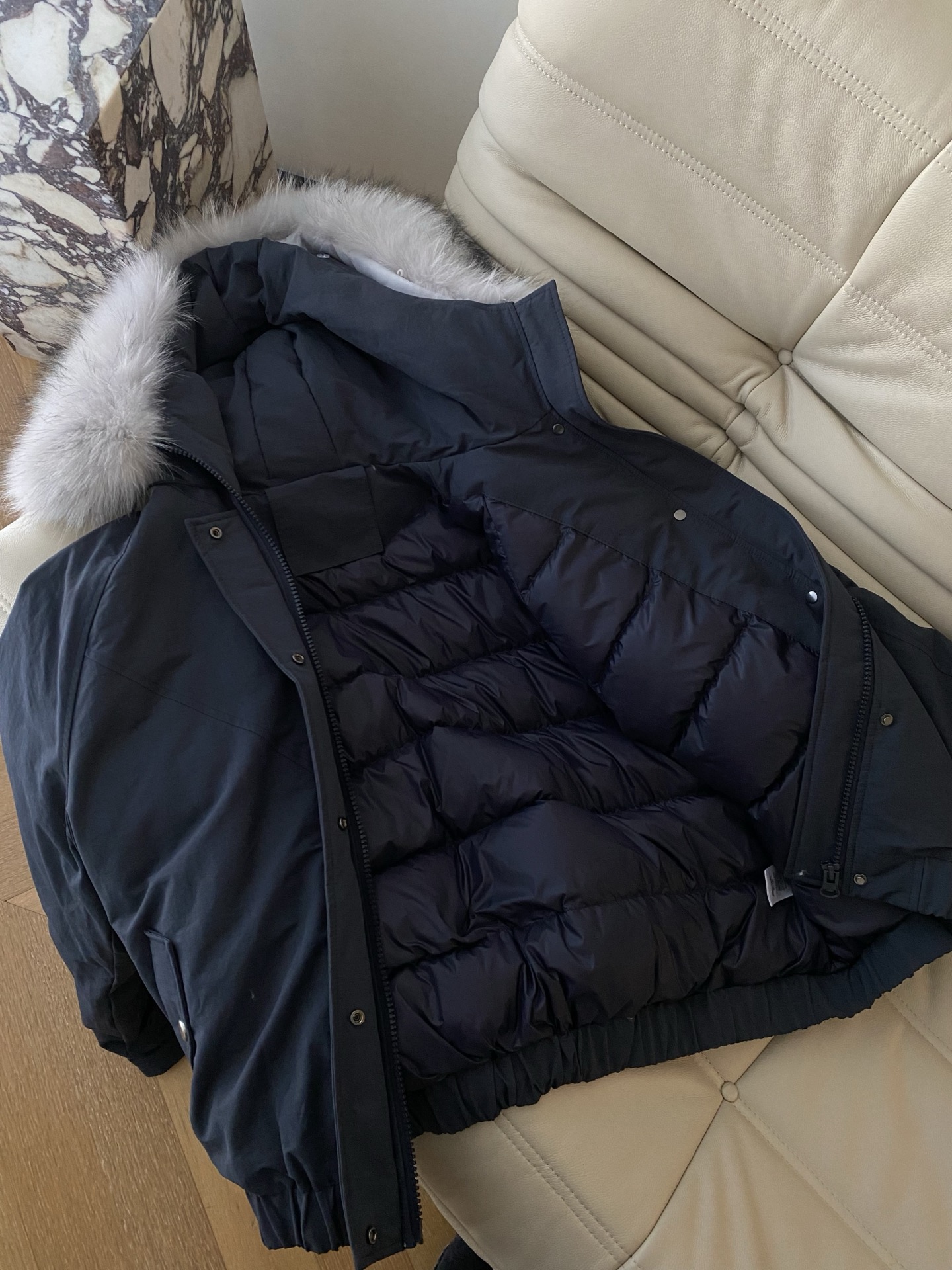 25。F秋冬 连帽真毛领鹅绒羽绒服 拉链式连帽羽绒服 90鹅绒巨蓬松充绒量大且均匀 宽松版型包容性大 出