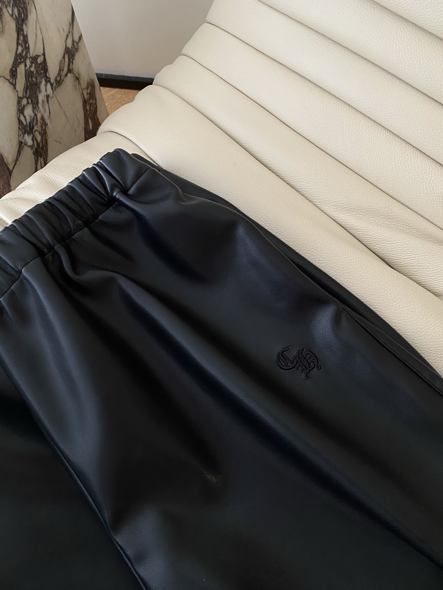 25。F秋冬 松紧腰皮裤 松紧腰设计对各种身材都友好 阔腿版型遮肉还显腿长 裤身的精致小标细节低调又彰显