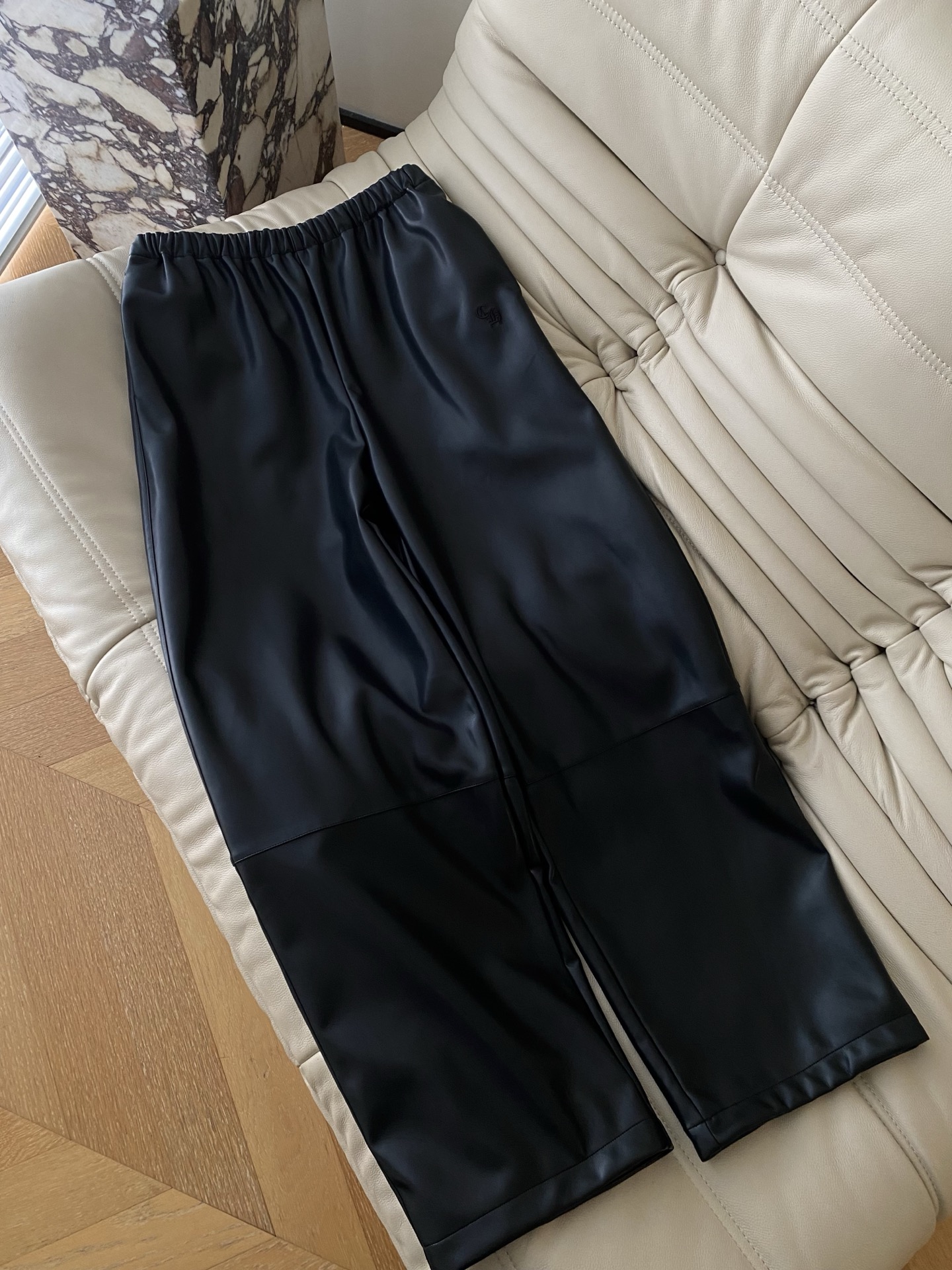 25。F秋冬 松紧腰皮裤 松紧腰设计对各种身材都友好 阔腿版型遮肉还显腿长 裤身的精致小标细节低调又彰显