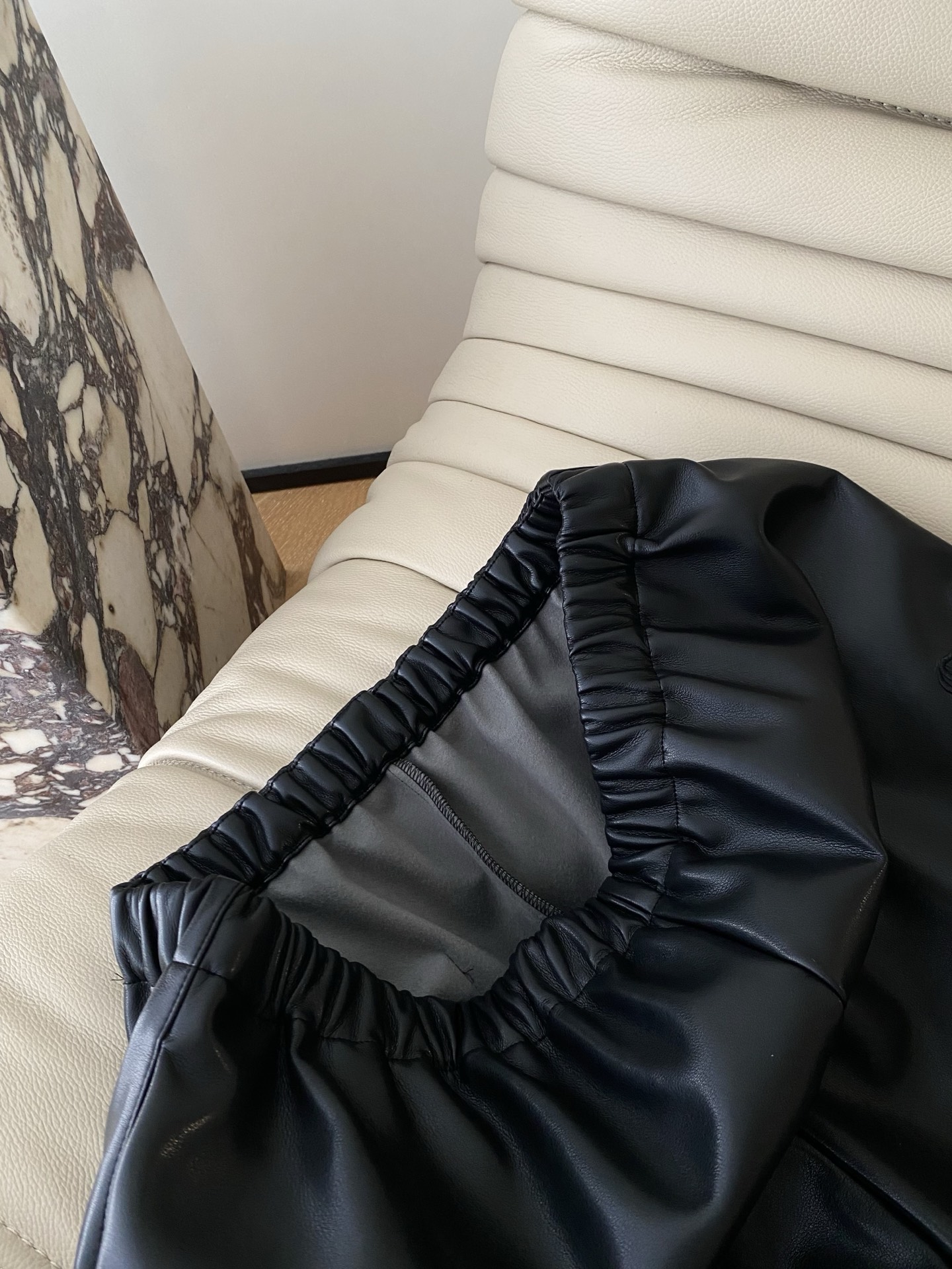 25。F秋冬 松紧腰皮裤 松紧腰设计对各种身材都友好 阔腿版型遮肉还显腿长 裤身的精致小标细节低调又彰显