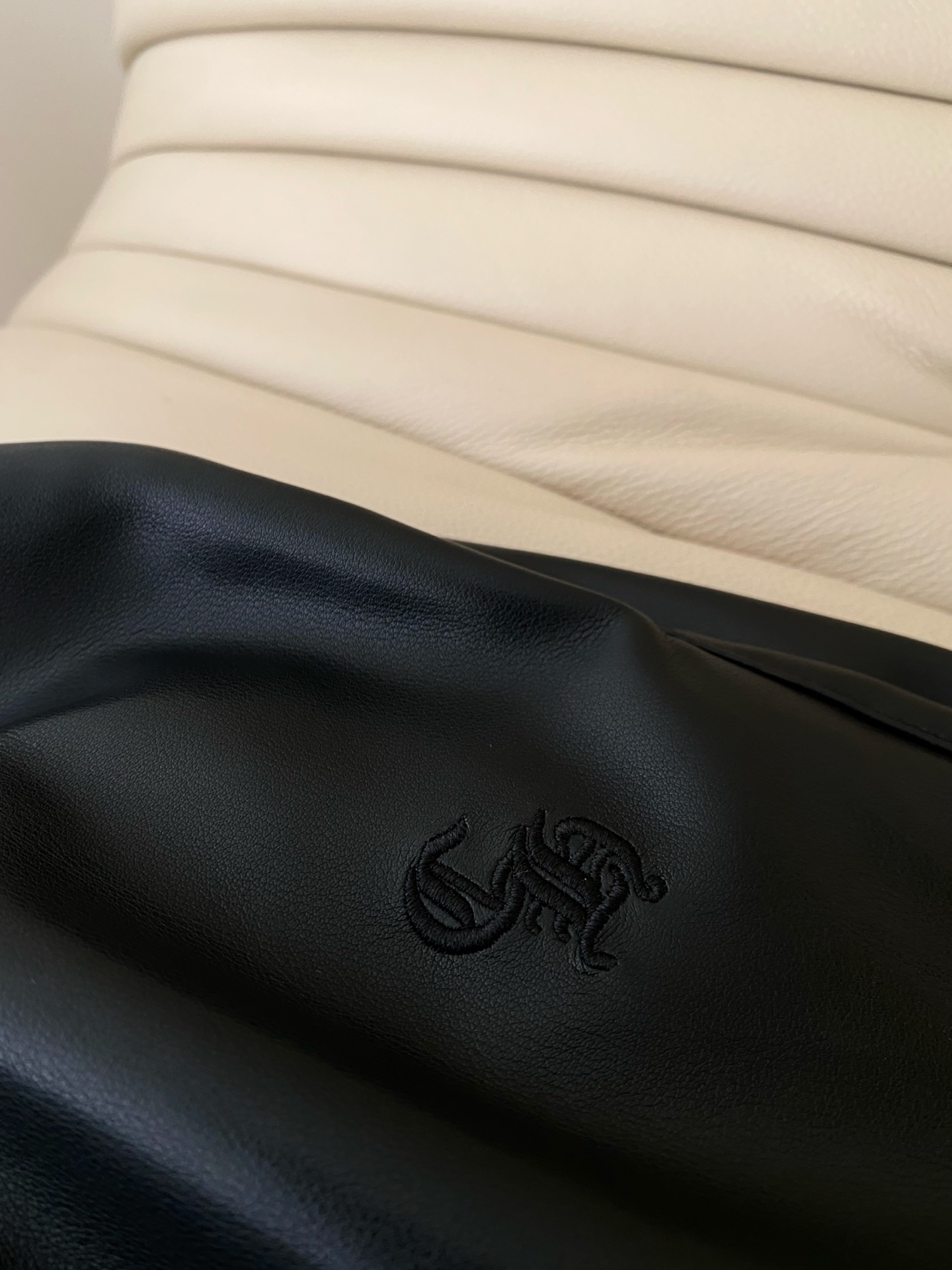 25。F秋冬 松紧腰皮裤 松紧腰设计对各种身材都友好 阔腿版型遮肉还显腿长 裤身的精致小标细节低调又彰显