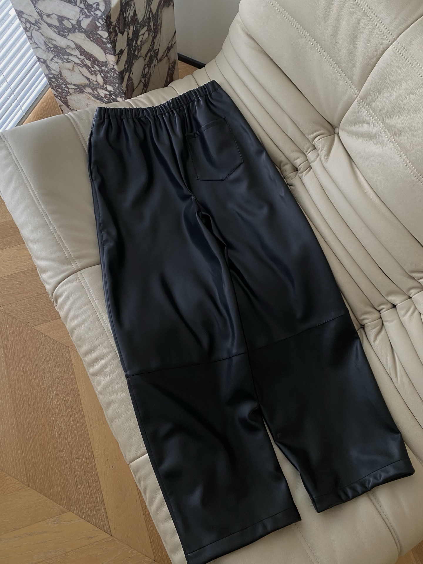 25。F秋冬 松紧腰皮裤 松紧腰设计对各种身材都友好 阔腿版型遮肉还显腿长 裤身的精致小标细节低调又彰显