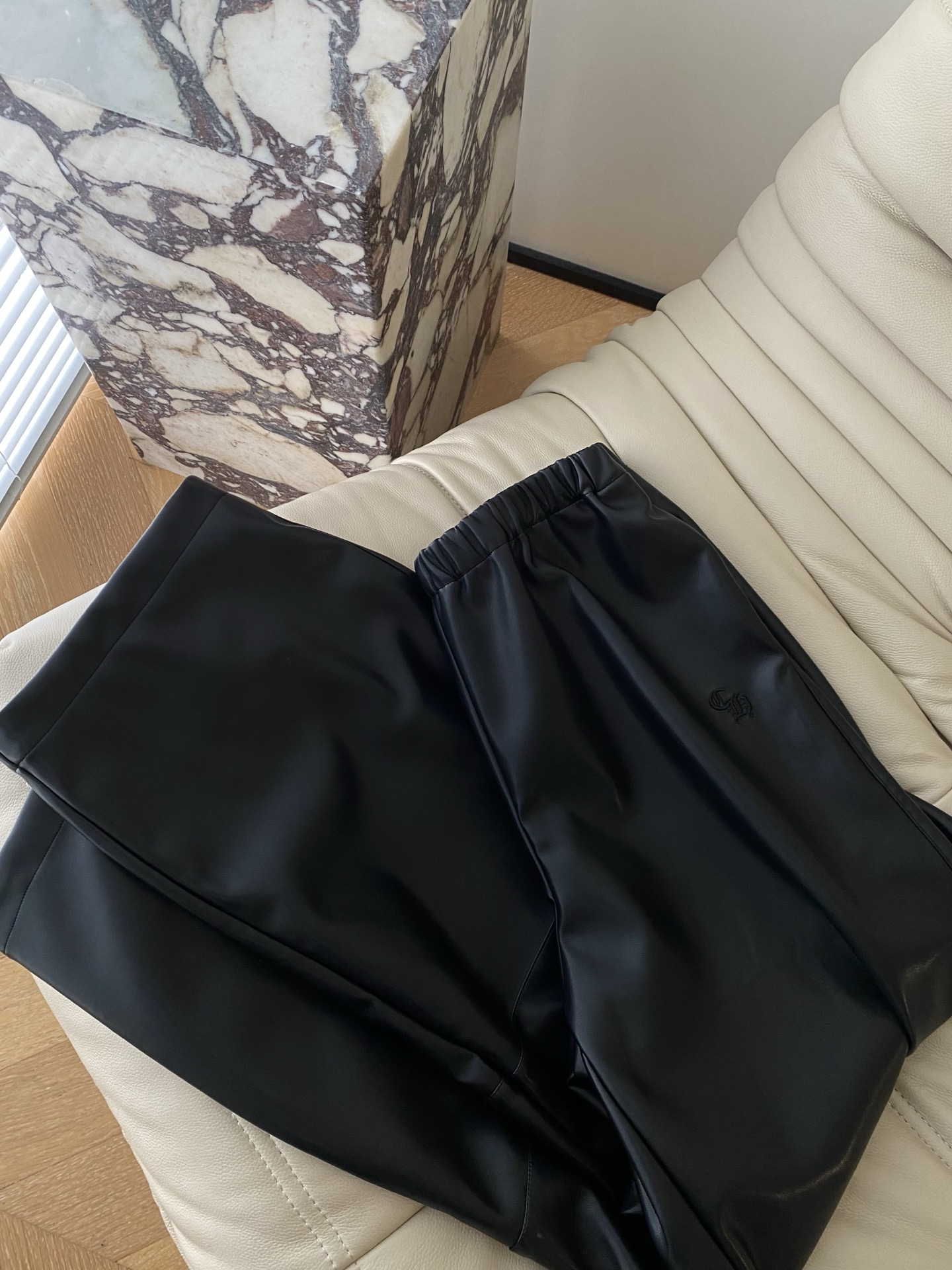 25。F秋冬 松紧腰皮裤 松紧腰设计对各种身材都友好 阔腿版型遮肉还显腿长 裤身的精致小标细节低调又彰显