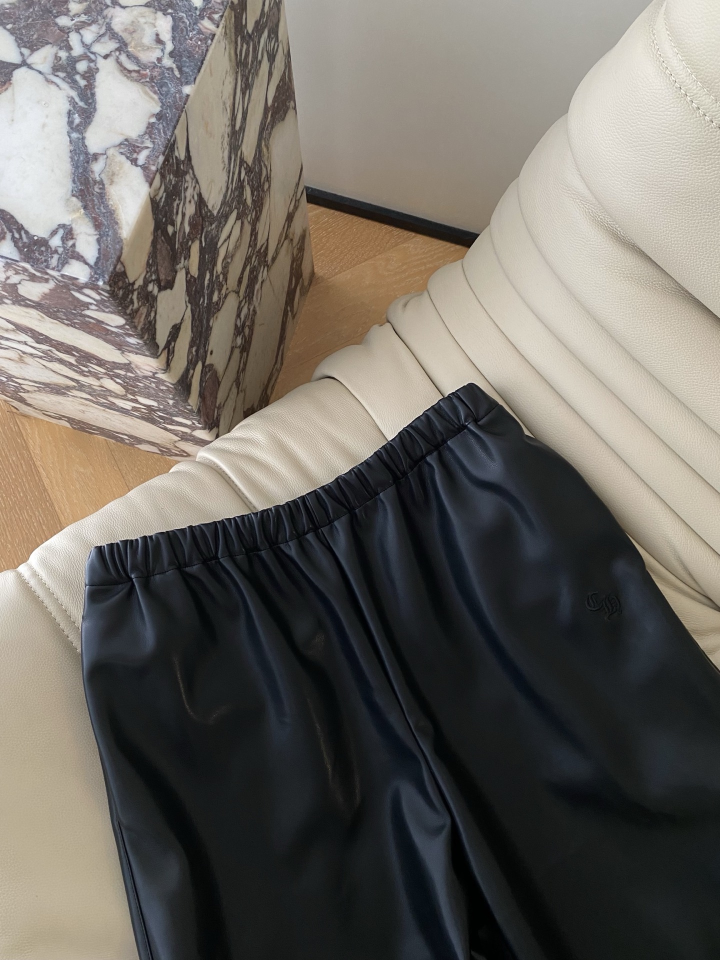 25。F秋冬 松紧腰皮裤 松紧腰设计对各种身材都友好 阔腿版型遮肉还显腿长 裤身的精致小标细节低调又彰显