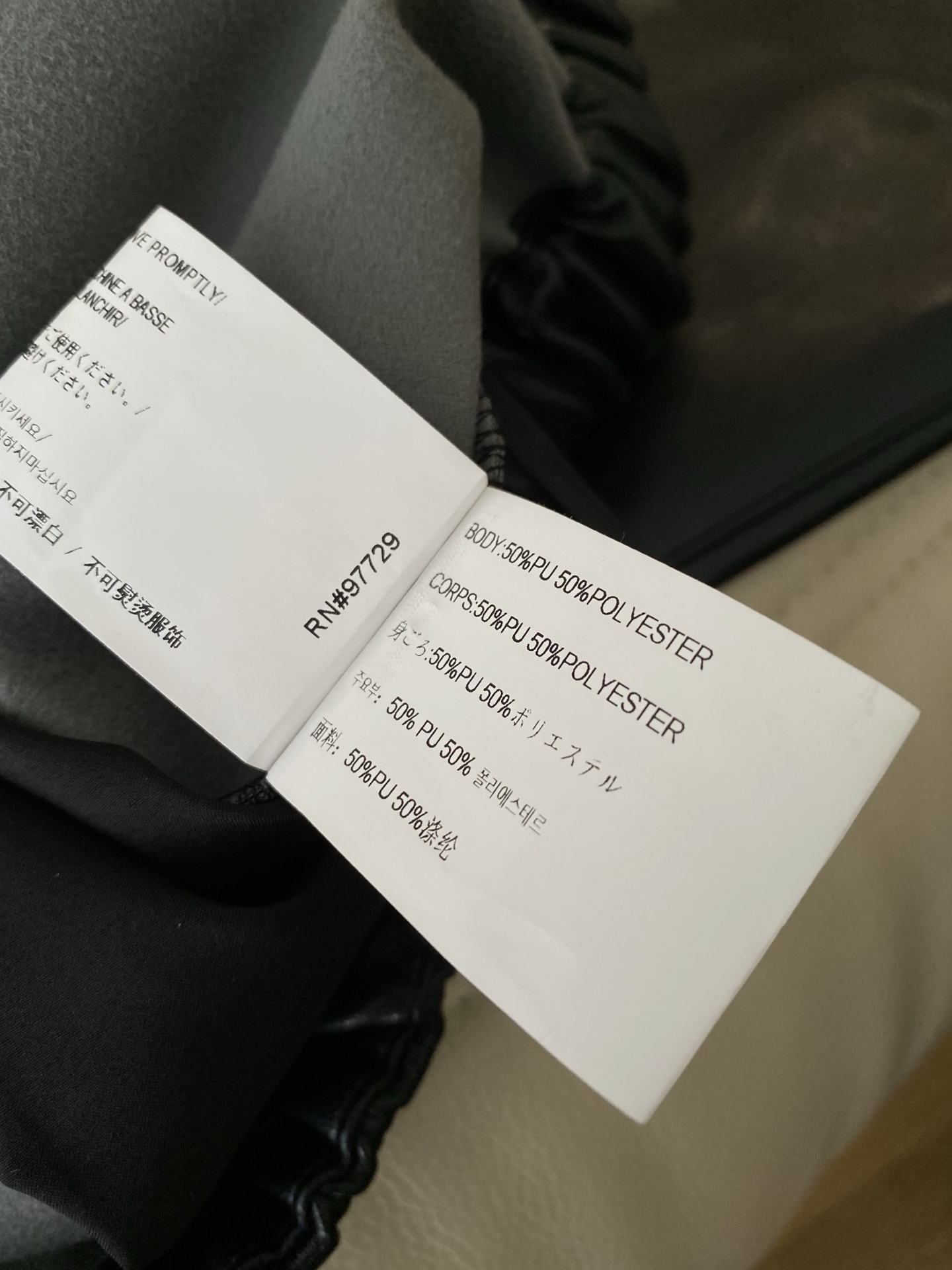 25。F秋冬 松紧腰皮裤 松紧腰设计对各种身材都友好 阔腿版型遮肉还显腿长 裤身的精致小标细节低调又彰显