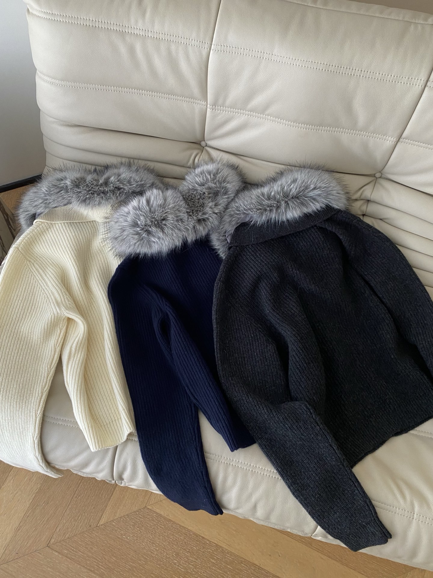 25。F秋冬 蓬松柔软的毛领开衫 自带奢华感保暖又吸睛 针织面料细腻亲肤单排扣设计经典百搭 还有两个实用