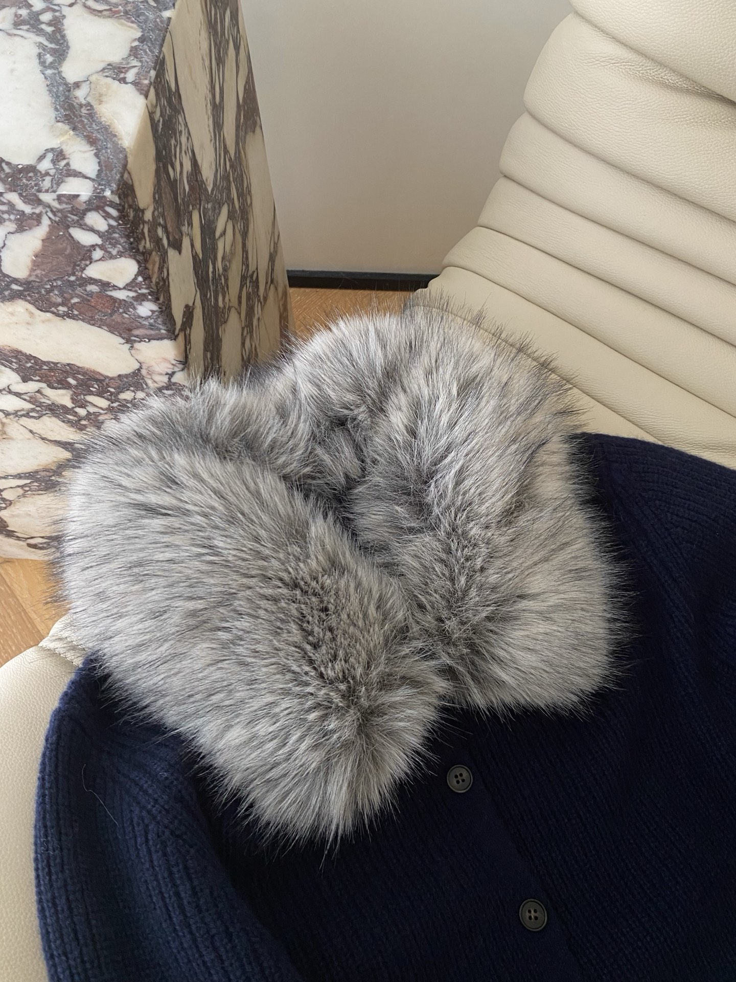 25。F秋冬 蓬松柔软的毛领开衫 自带奢华感保暖又吸睛 针织面料细腻亲肤单排扣设计经典百搭 还有两个实用