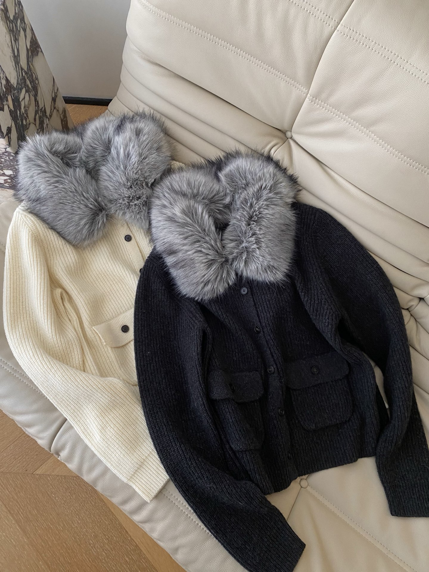 25。F秋冬 蓬松柔软的毛领开衫 自带奢华感保暖又吸睛 针织面料细腻亲肤单排扣设计经典百搭 还有两个实用