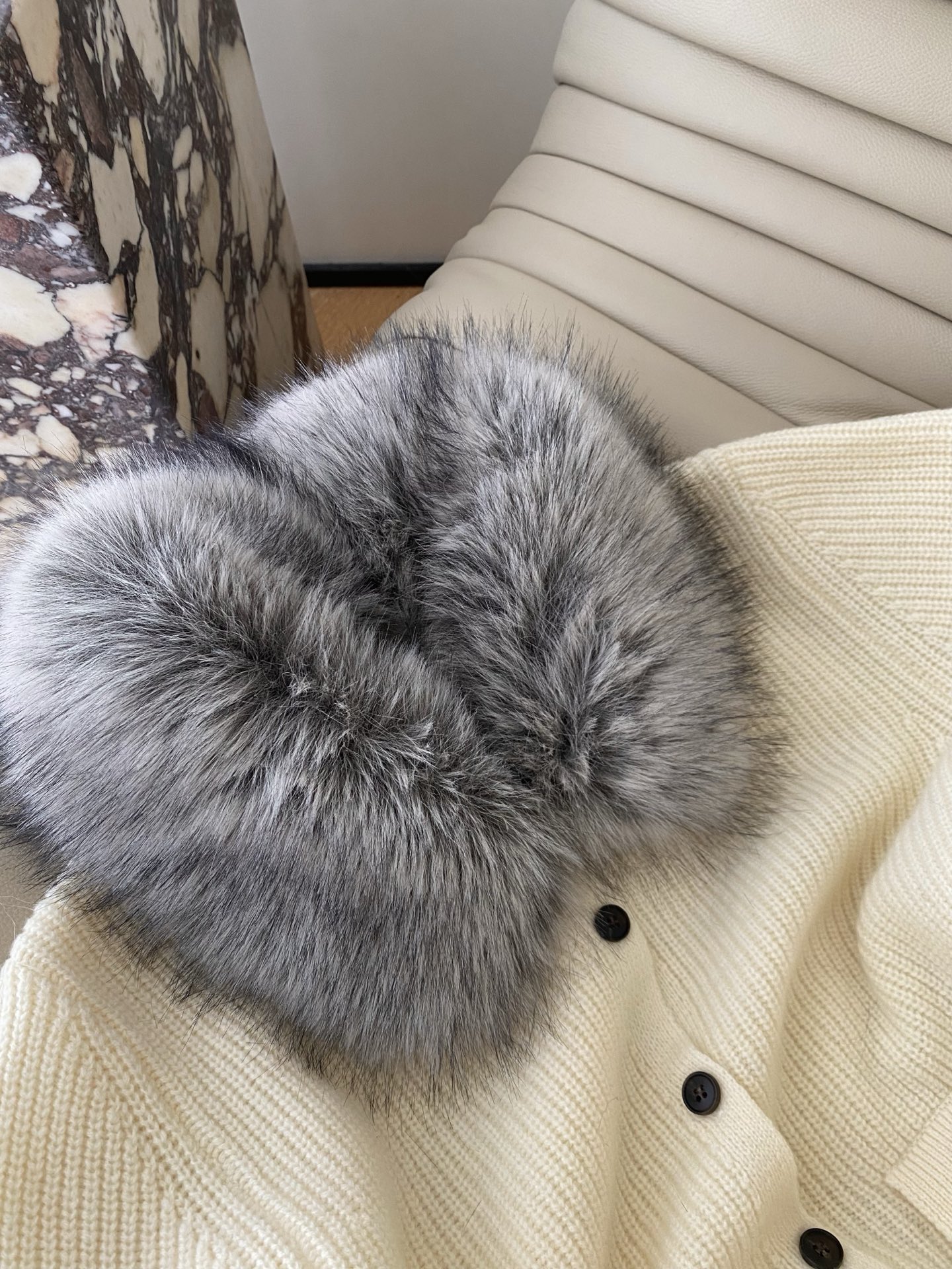 25。F秋冬 蓬松柔软的毛领开衫 自带奢华感保暖又吸睛 针织面料细腻亲肤单排扣设计经典百搭 还有两个实用