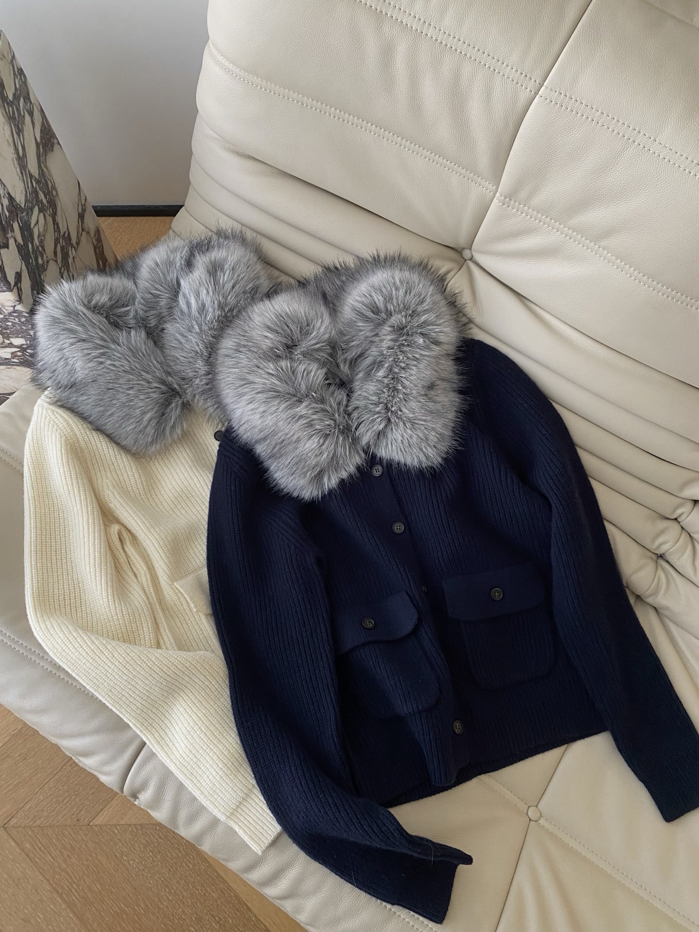 25。F秋冬 蓬松柔软的毛领开衫 自带奢华感保暖又吸睛 针织面料细腻亲肤单排扣设计经典百搭 还有两个实用