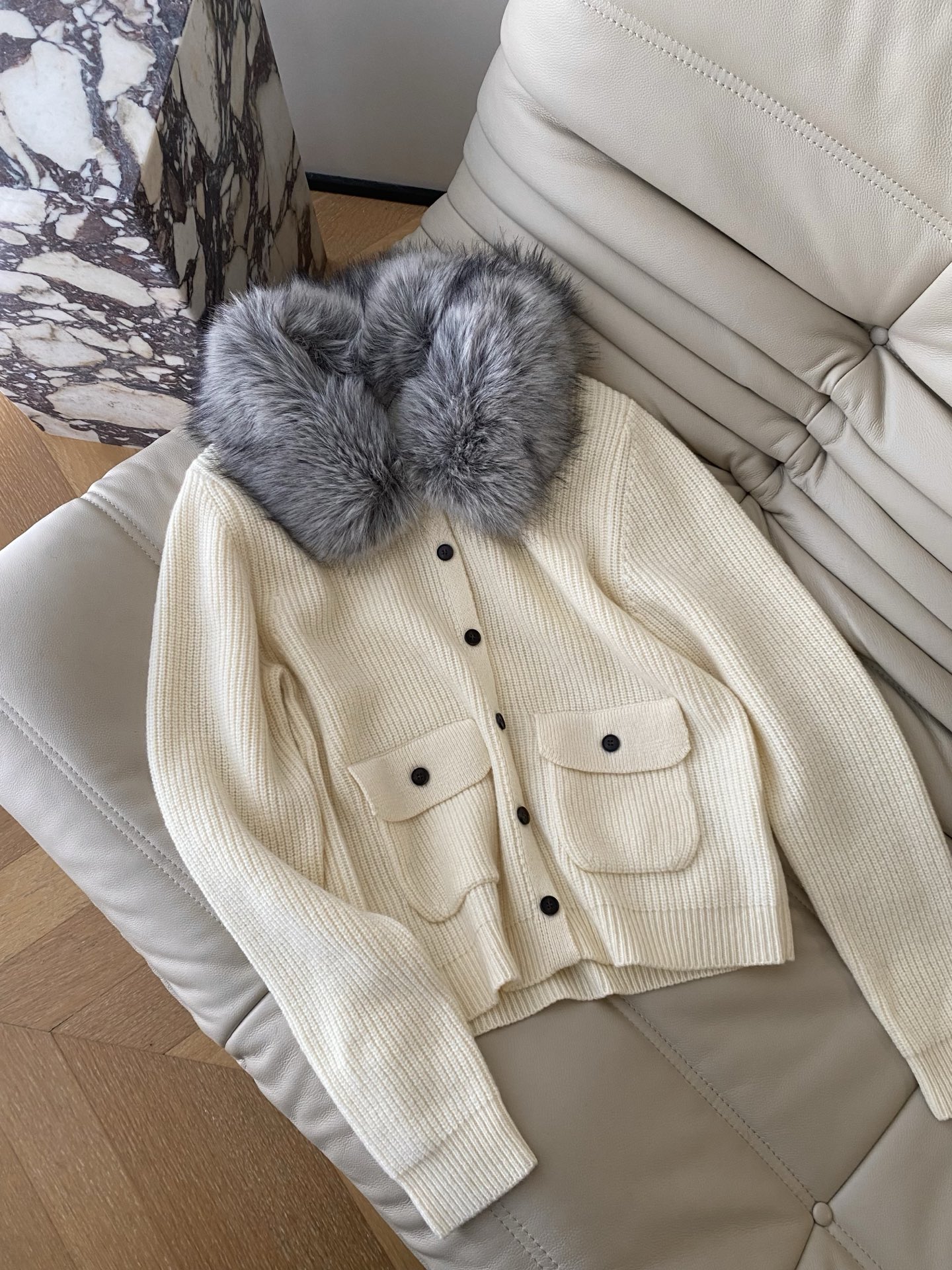 25。F秋冬 蓬松柔软的毛领开衫 自带奢华感保暖又吸睛 针织面料细腻亲肤单排扣设计经典百搭 还有两个实用