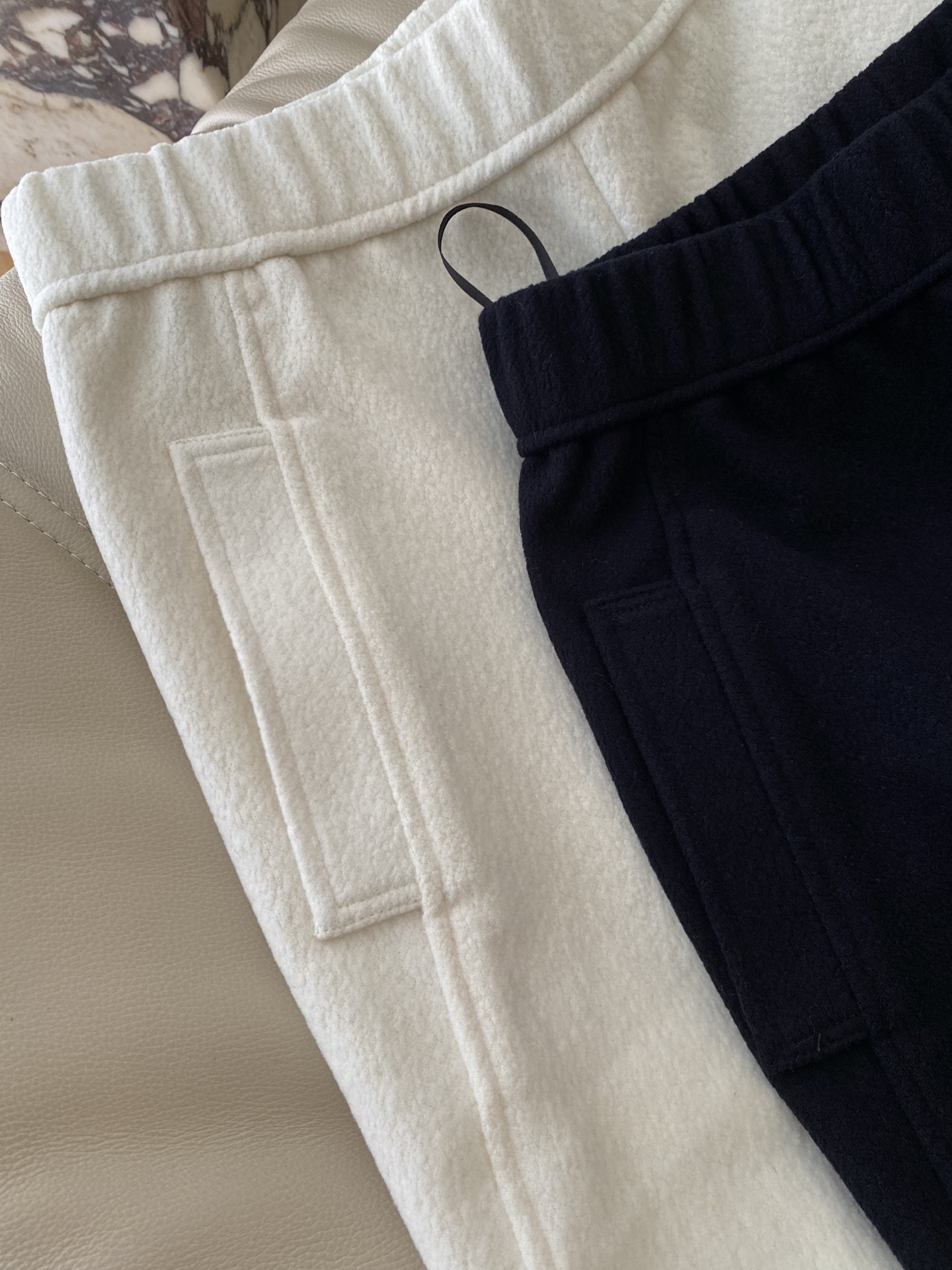 25。F秋冬 松弛慵懒阔腿休闲裤 肉眼可见的泡芙感软软糯糯 高腰阔腿版型加上松紧腰既能体现出包容性强又能