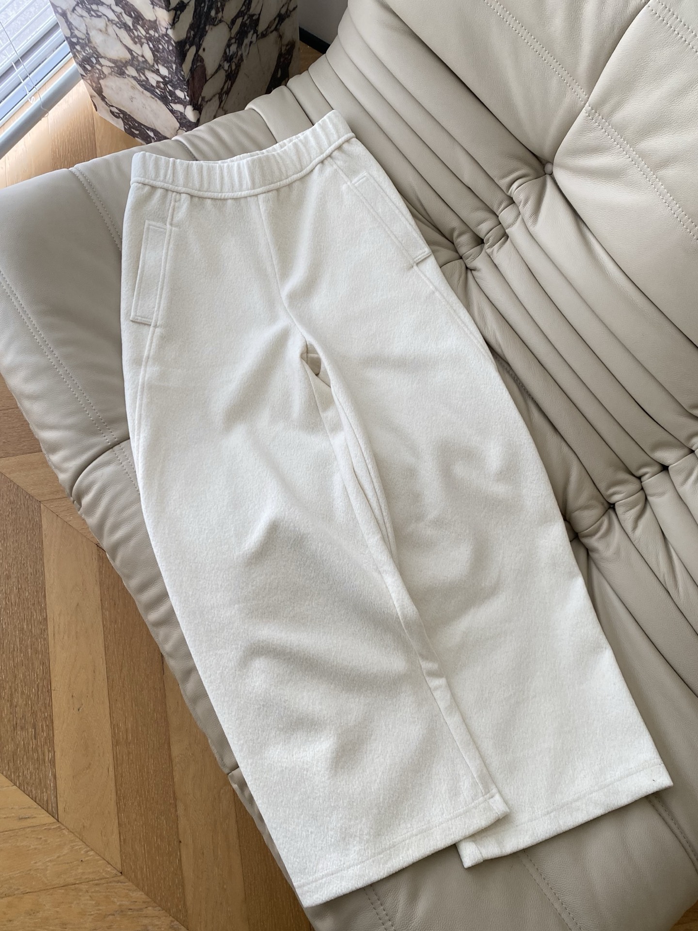 25。F秋冬 松弛慵懒阔腿休闲裤 肉眼可见的泡芙感软软糯糯 高腰阔腿版型加上松紧腰既能体现出包容性强又能