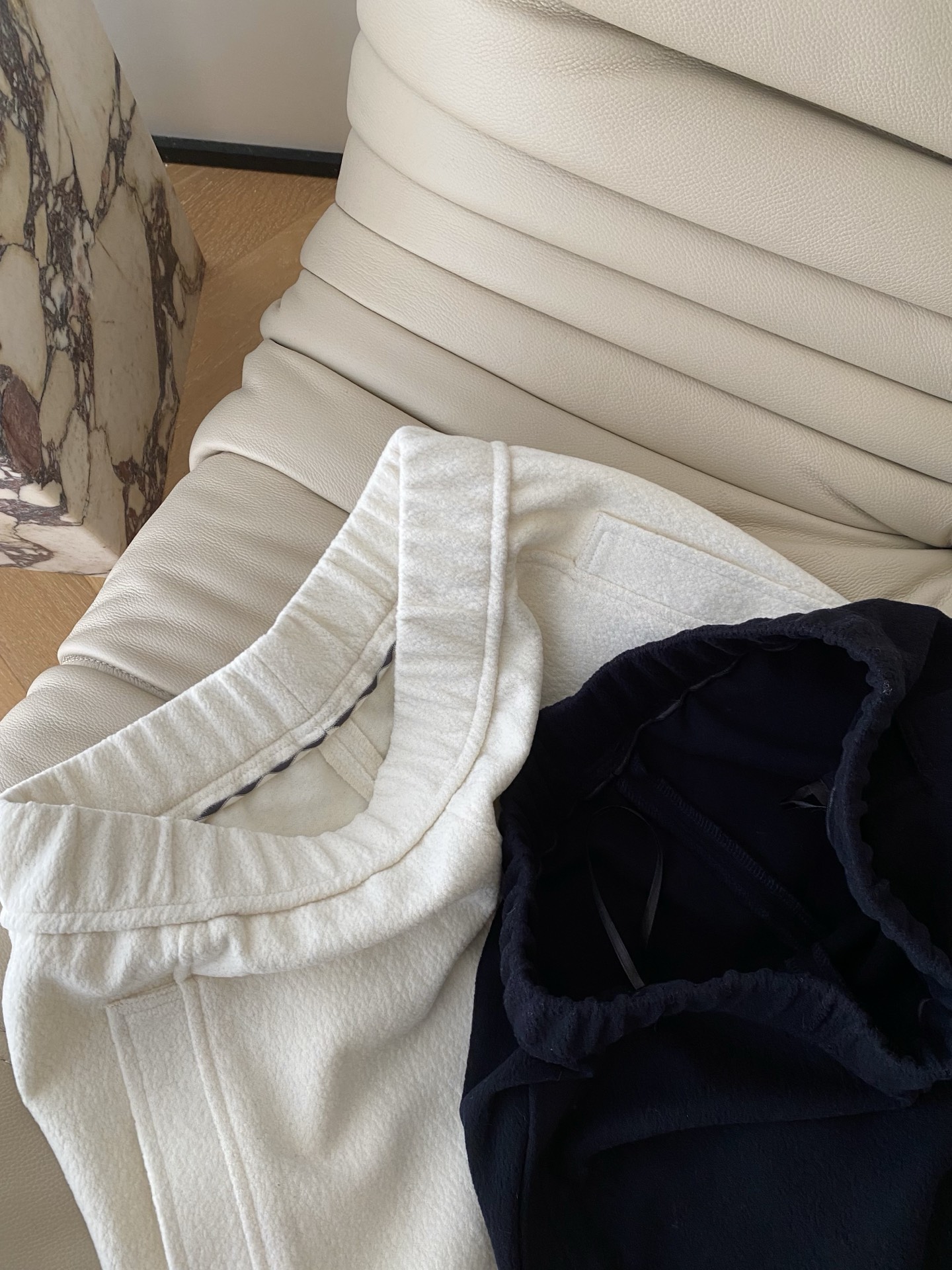 25。F秋冬 松弛慵懒阔腿休闲裤 肉眼可见的泡芙感软软糯糯 高腰阔腿版型加上松紧腰既能体现出包容性强又能