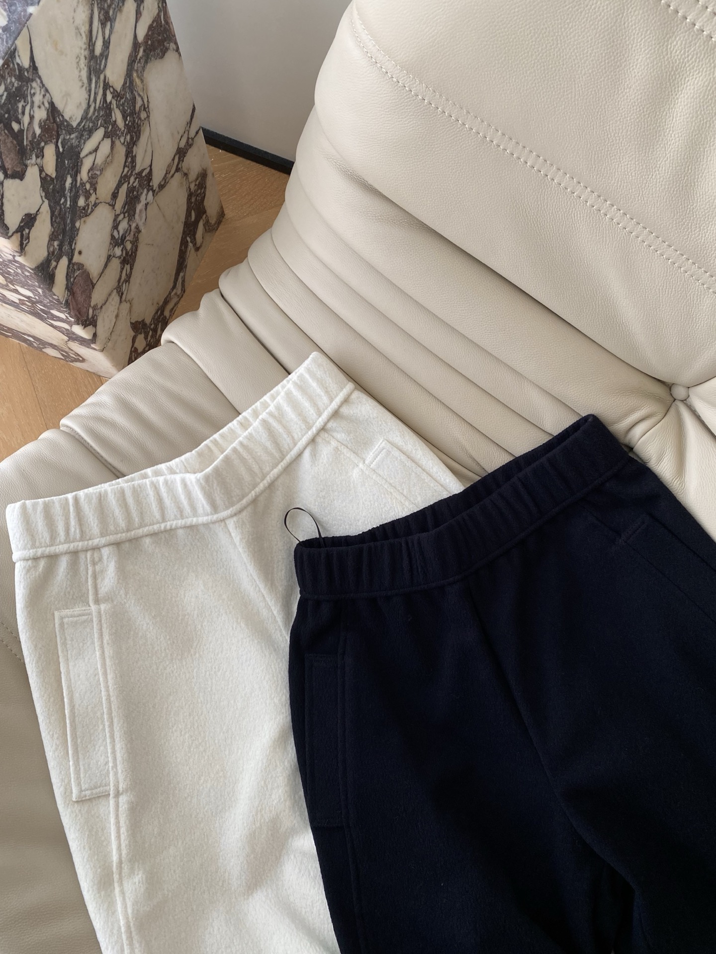 25。F秋冬 松弛慵懒阔腿休闲裤 肉眼可见的泡芙感软软糯糯 高腰阔腿版型加上松紧腰既能体现出包容性强又能