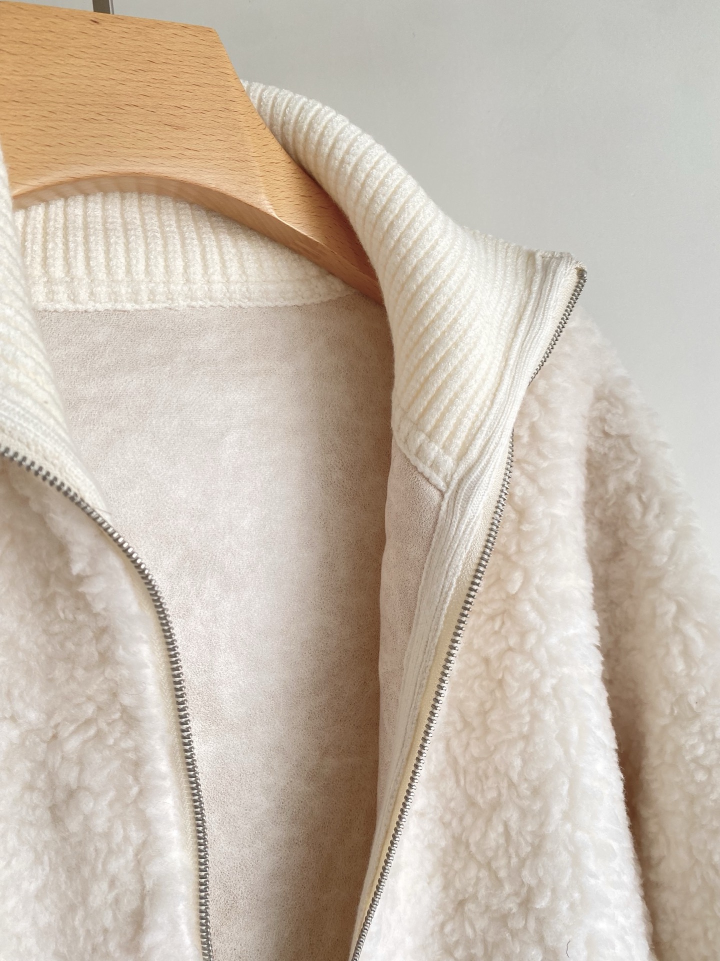 25。F秋冬 羊羔毛棒球领外套 主料是蓬松柔软的羊羔毛 袖口领口搭配同色螺纹既能收紧防风又和毛绒质感形成