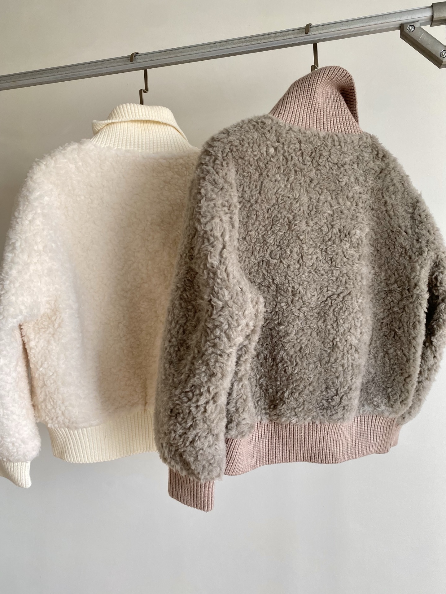 25。F秋冬 羊羔毛棒球领外套 主料是蓬松柔软的羊羔毛 袖口领口搭配同色螺纹既能收紧防风又和毛绒质感形成