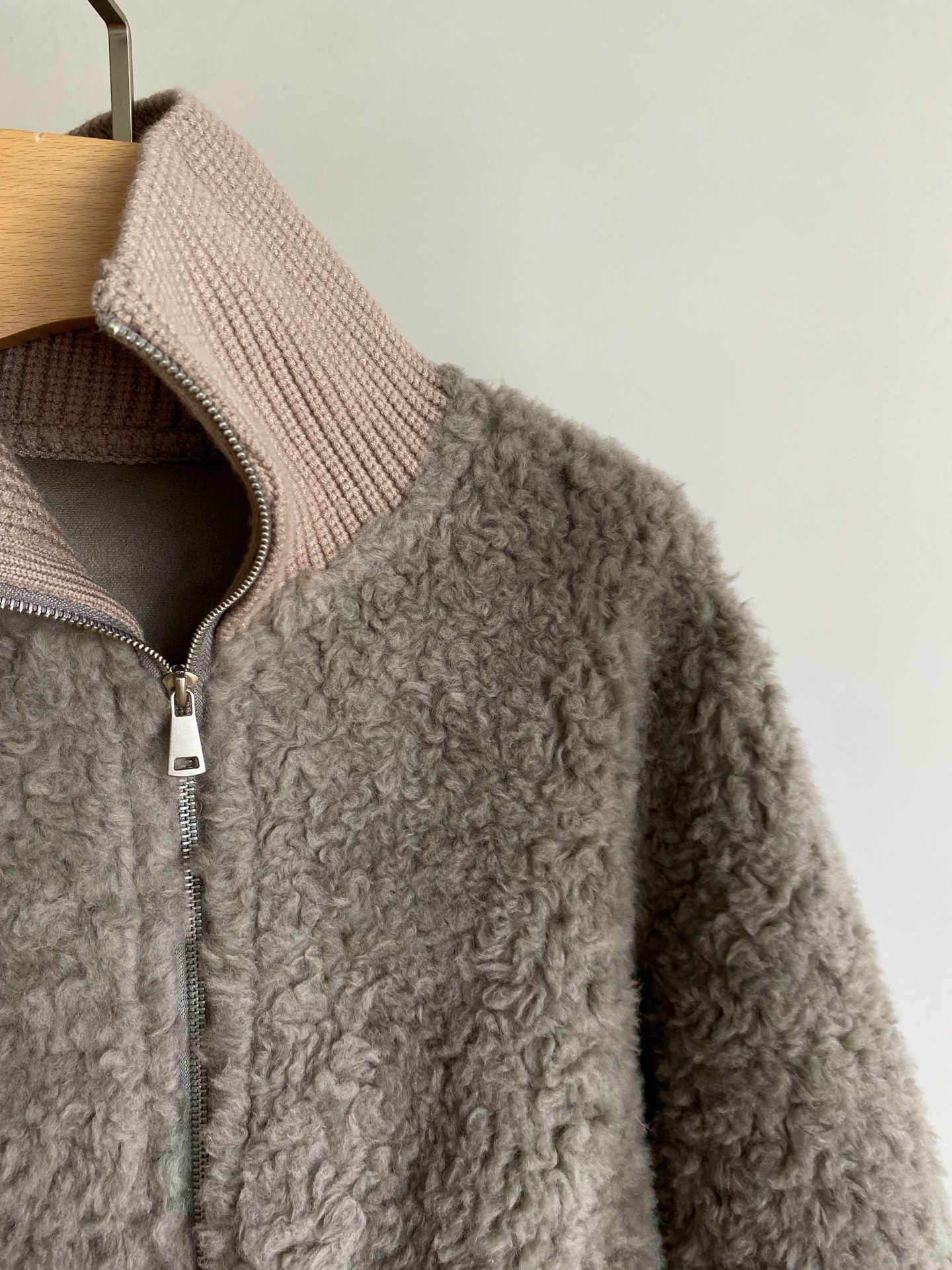 25。F秋冬 羊羔毛棒球领外套 主料是蓬松柔软的羊羔毛 袖口领口搭配同色螺纹既能收紧防风又和毛绒质感形成