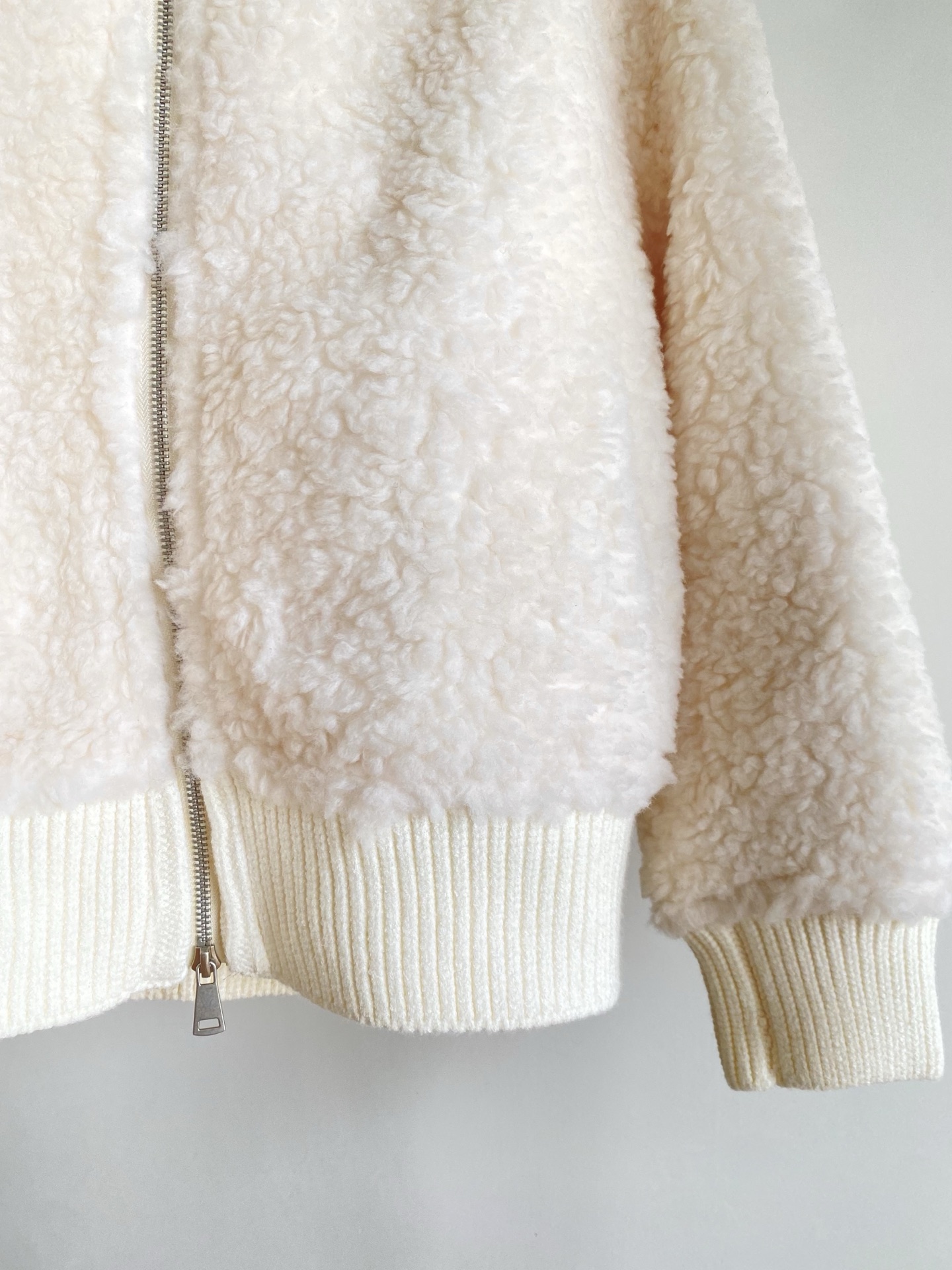 25。F秋冬 羊羔毛棒球领外套 主料是蓬松柔软的羊羔毛 袖口领口搭配同色螺纹既能收紧防风又和毛绒质感形成