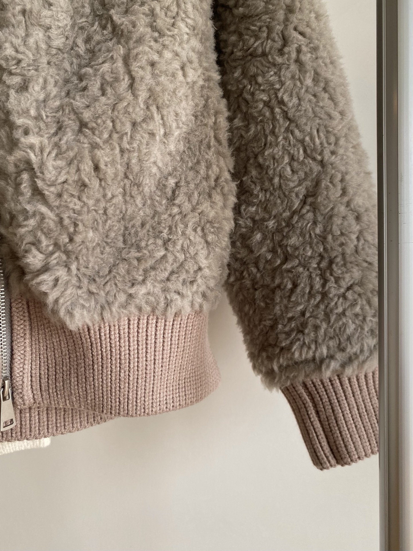 25。F秋冬 羊羔毛棒球领外套 主料是蓬松柔软的羊羔毛 袖口领口搭配同色螺纹既能收紧防风又和毛绒质感形成