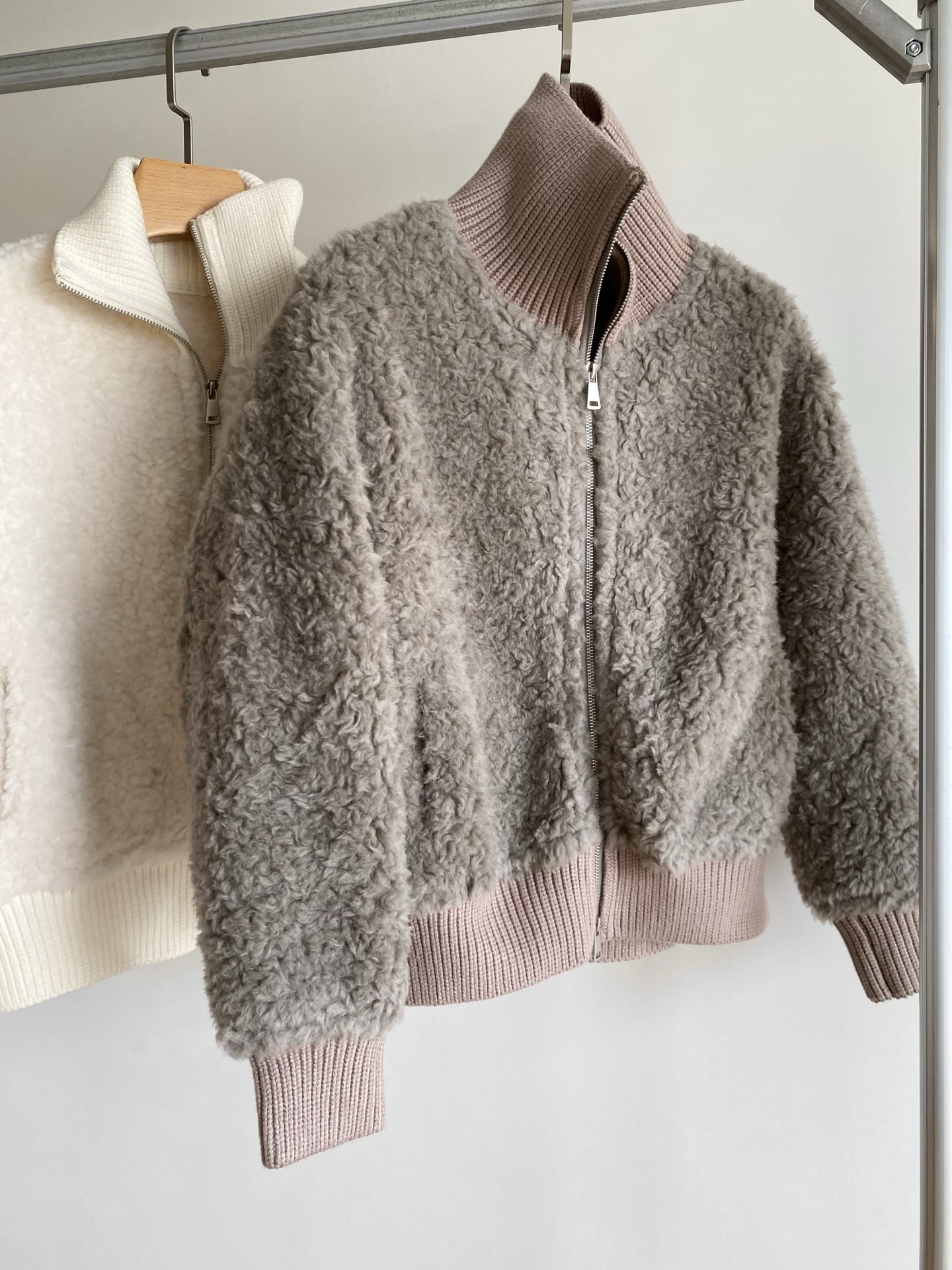 25。F秋冬 羊羔毛棒球领外套 主料是蓬松柔软的羊羔毛 袖口领口搭配同色螺纹既能收紧防风又和毛绒质感形成