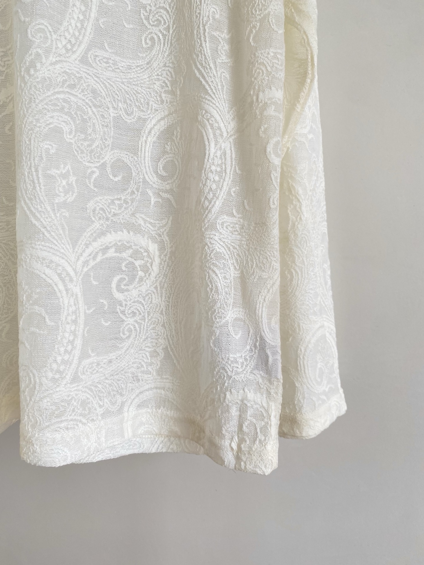 25。F秋冬 白色佩斯利花纹针织衫 以细腻的针织工艺呈现满幅佩斯利花纹 复古图腾在纯白底色上流转 圆领设