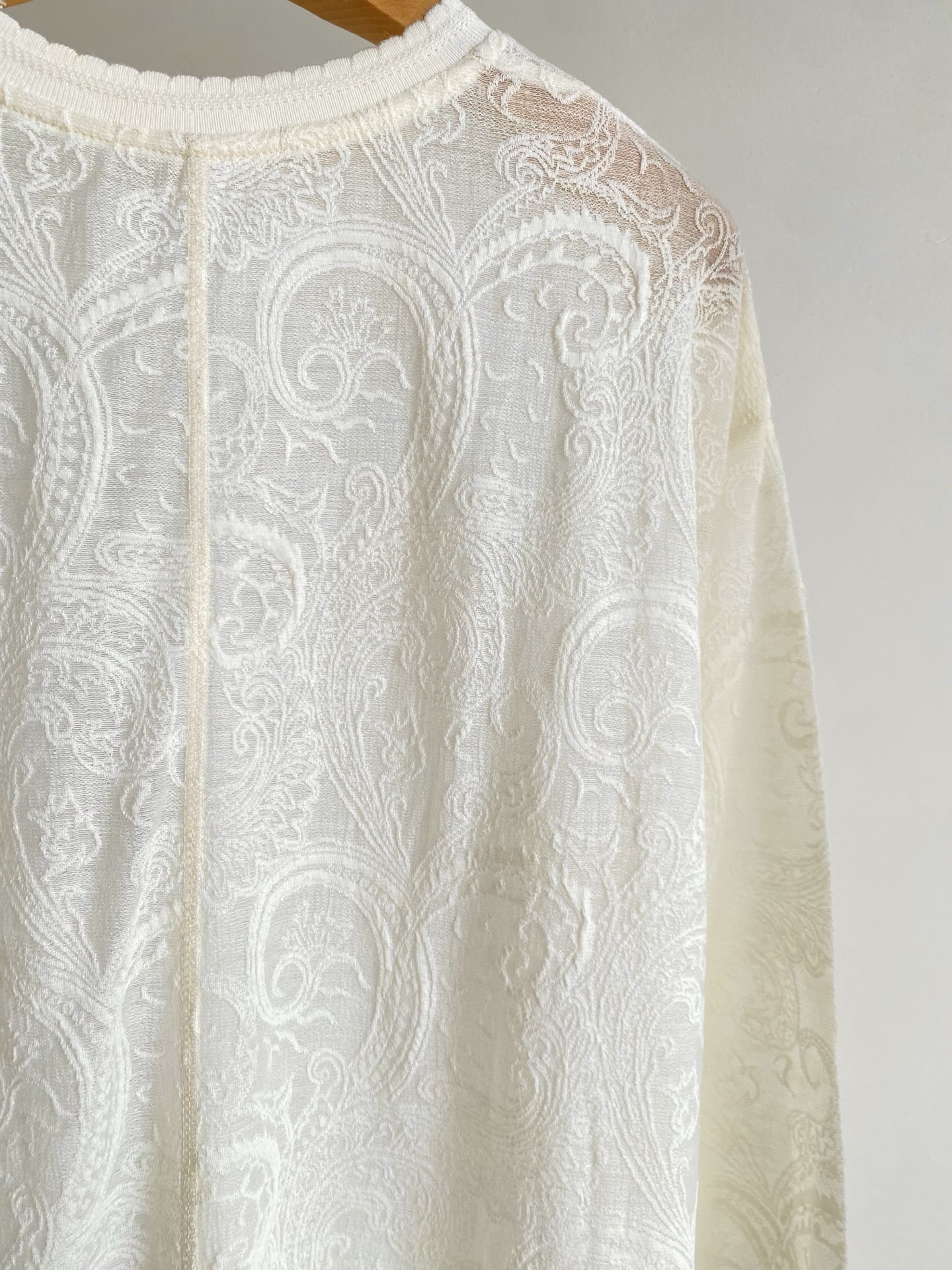 25。F秋冬 白色佩斯利花纹针织衫 以细腻的针织工艺呈现满幅佩斯利花纹 复古图腾在纯白底色上流转 圆领设