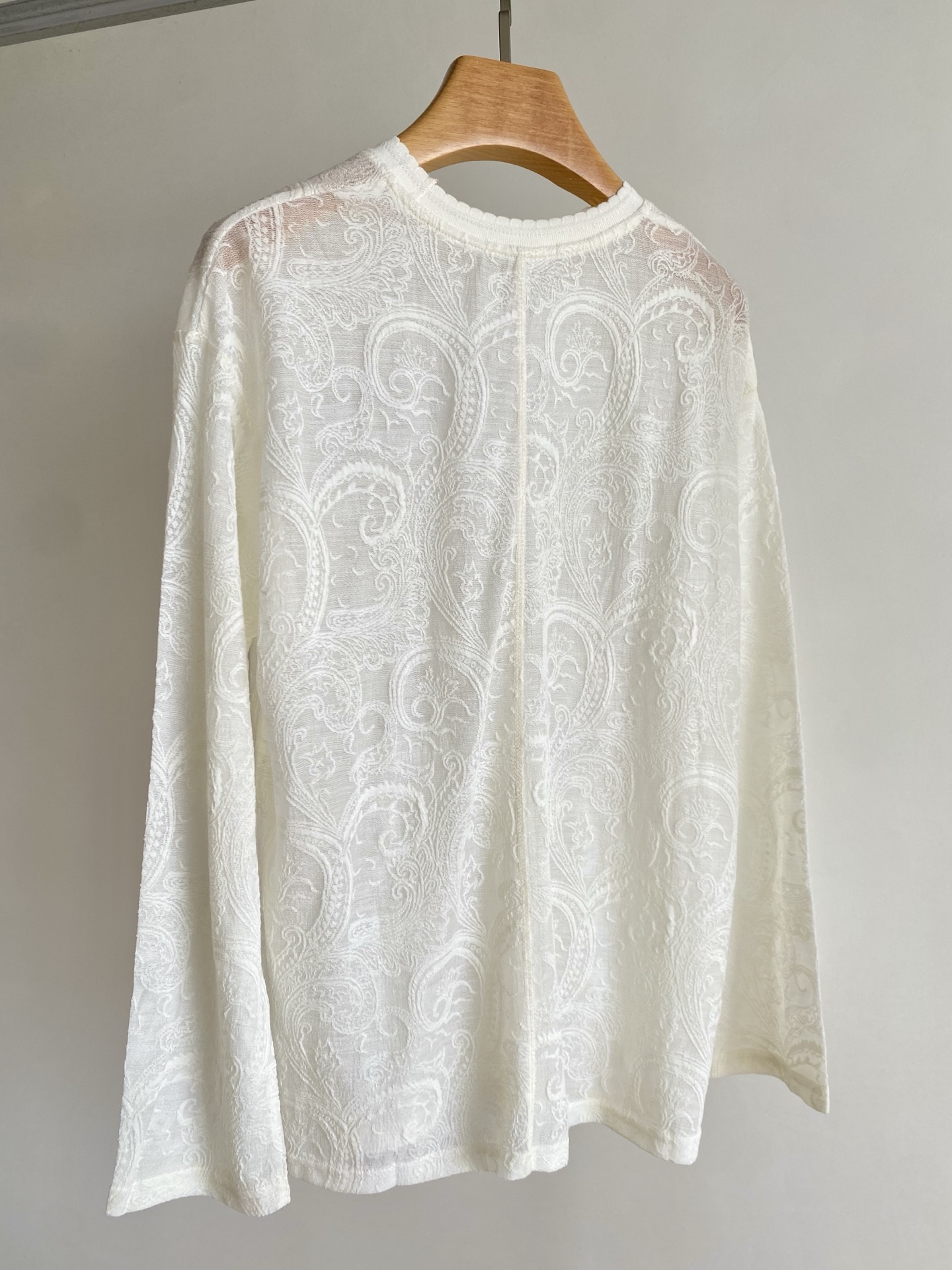 25。F秋冬 白色佩斯利花纹针织衫 以细腻的针织工艺呈现满幅佩斯利花纹 复古图腾在纯白底色上流转 圆领设