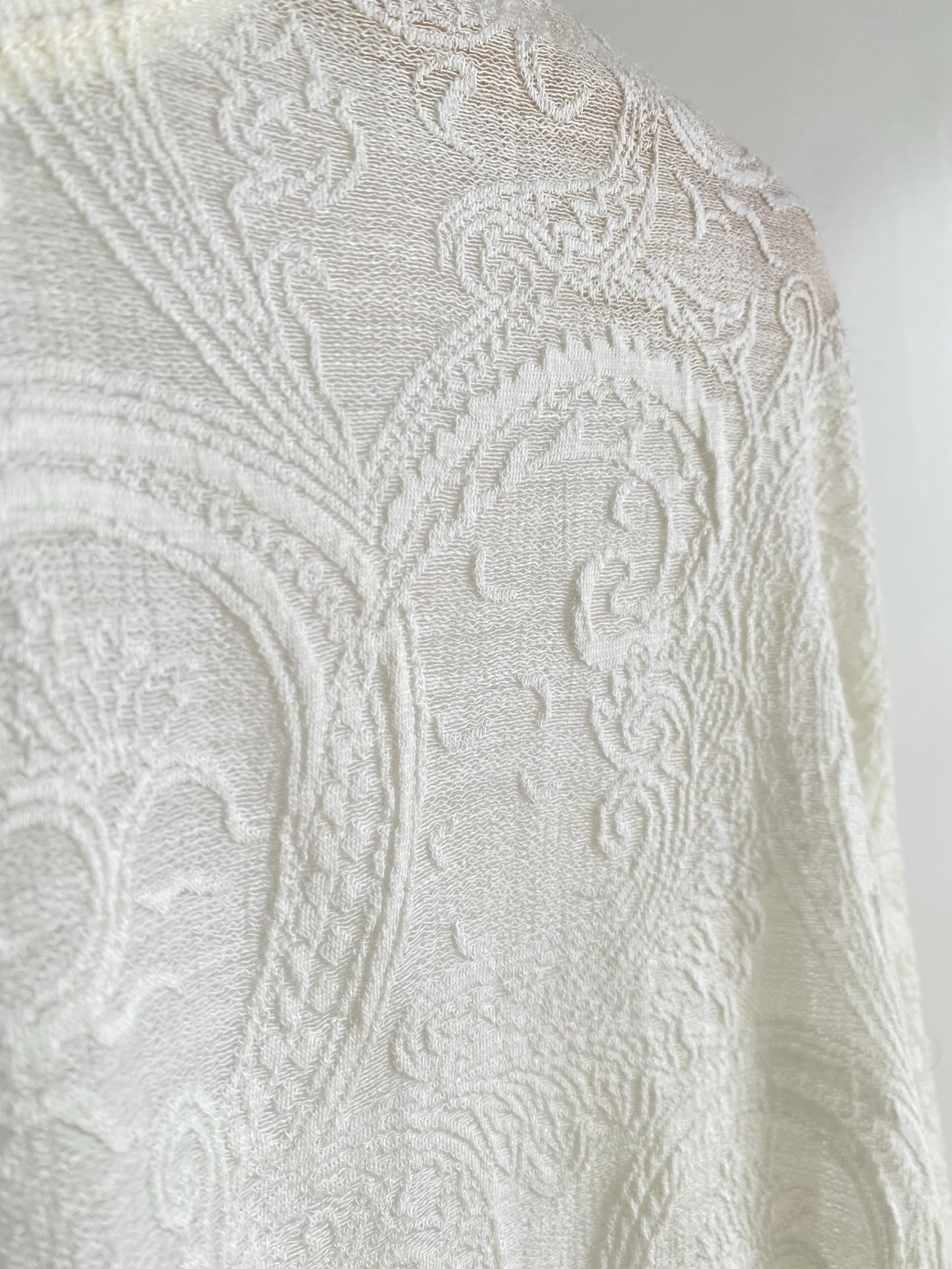 25。F秋冬 白色佩斯利花纹针织衫 以细腻的针织工艺呈现满幅佩斯利花纹 复古图腾在纯白底色上流转 圆领设