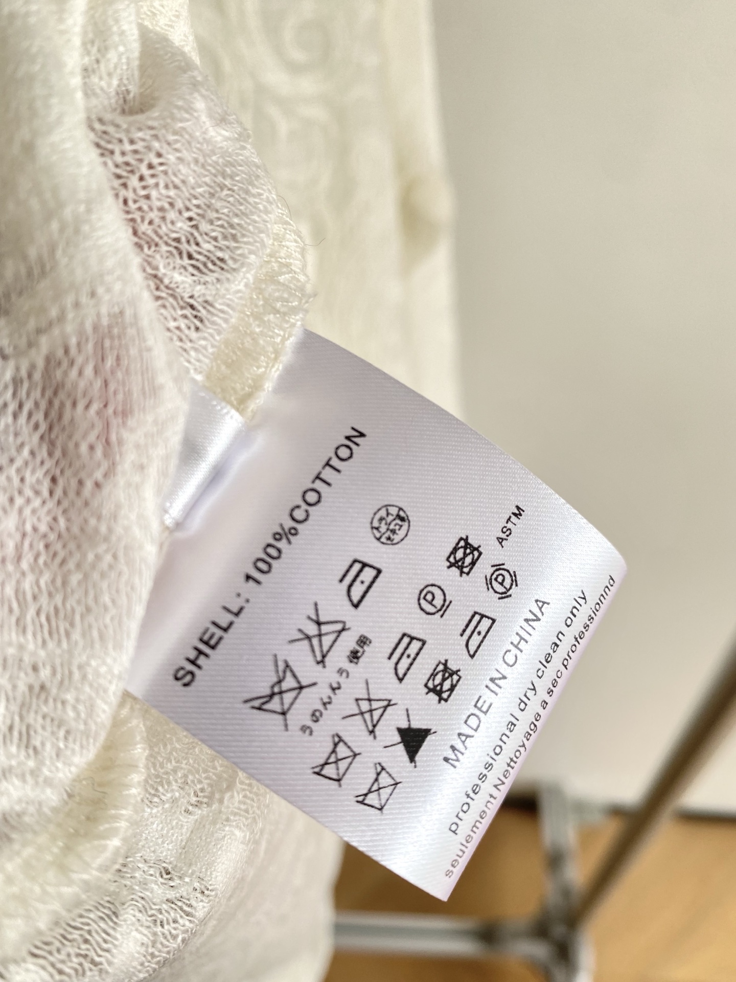 25。F秋冬 白色佩斯利花纹针织衫 以细腻的针织工艺呈现满幅佩斯利花纹 复古图腾在纯白底色上流转 圆领设