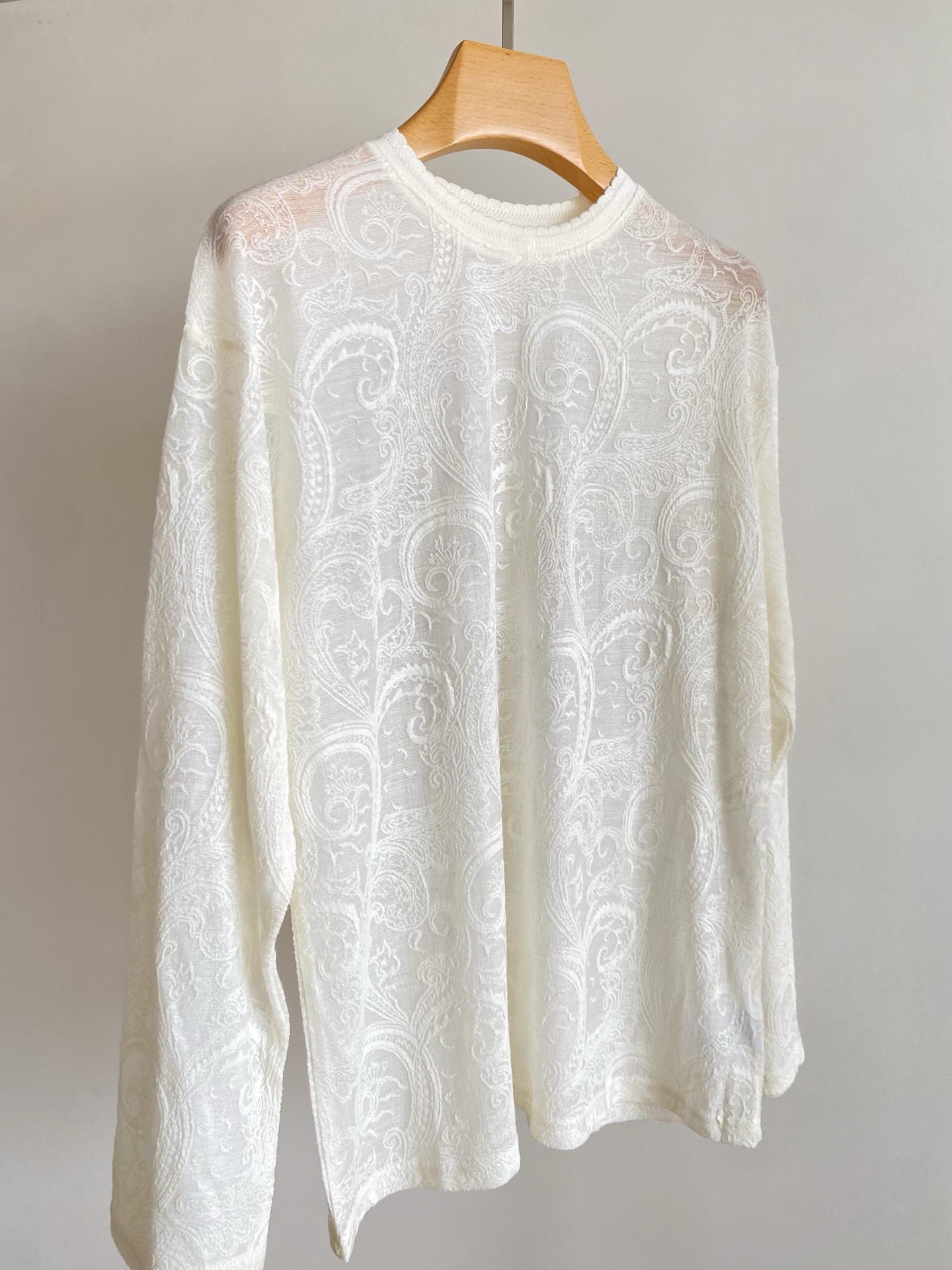 25。F秋冬 白色佩斯利花纹针织衫 以细腻的针织工艺呈现满幅佩斯利花纹 复古图腾在纯白底色上流转 圆领设