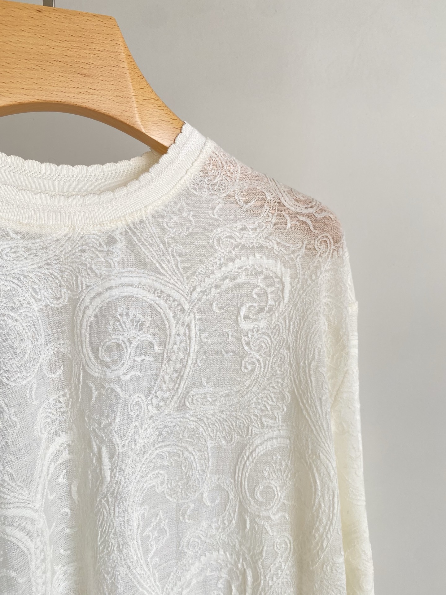 25。F秋冬 白色佩斯利花纹针织衫 以细腻的针织工艺呈现满幅佩斯利花纹 复古图腾在纯白底色上流转 圆领设