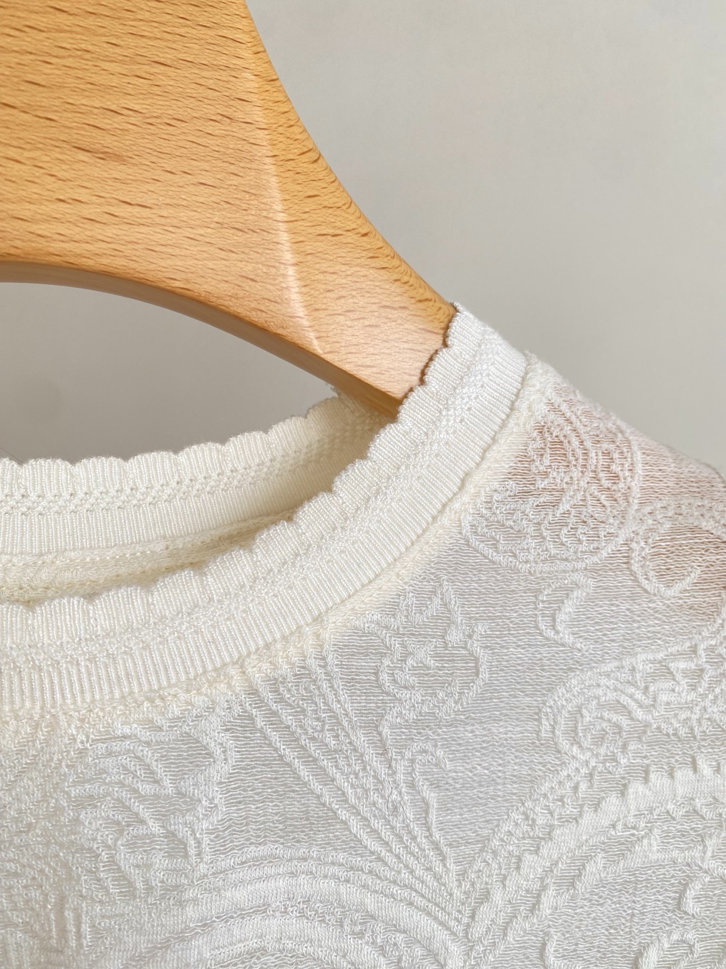 25。F秋冬 白色佩斯利花纹针织衫 以细腻的针织工艺呈现满幅佩斯利花纹 复古图腾在纯白底色上流转 圆领设