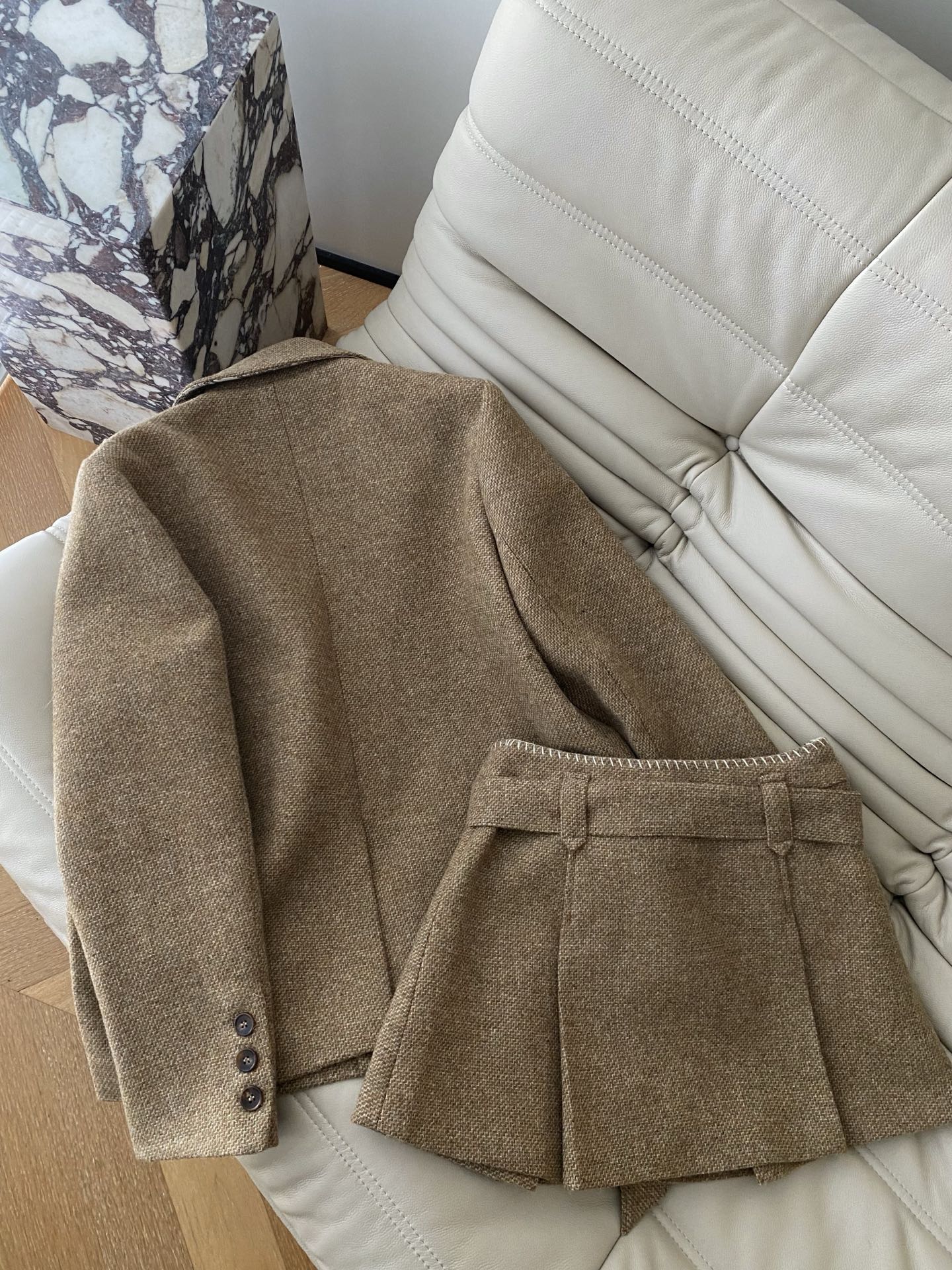 25。F秋冬 复古英伦风粗花呢套装 西装外套翻驳领设计挺括利落单排扣与袖口装饰扣细节满满粗花呢面料自带质