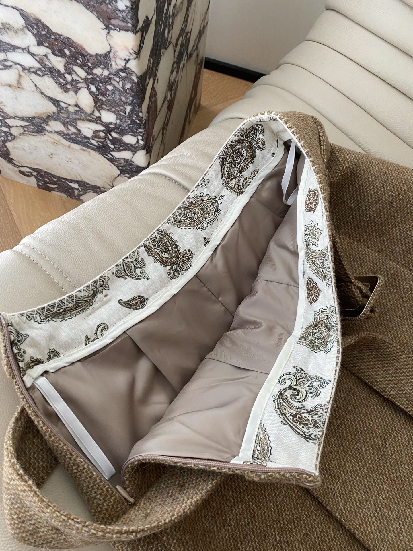 25。F秋冬 复古英伦风粗花呢套装 西装外套翻驳领设计挺括利落单排扣与袖口装饰扣细节满满粗花呢面料自带质