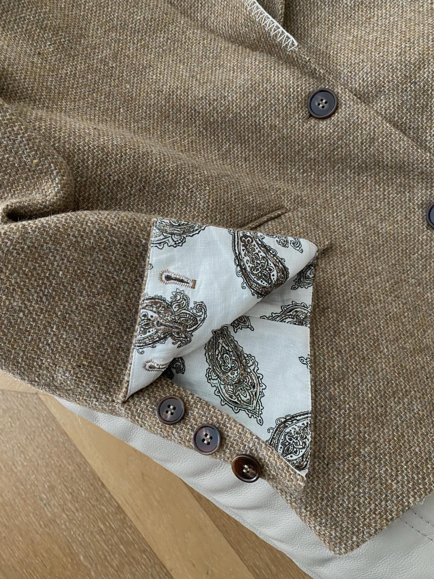 25。F秋冬 复古英伦风粗花呢套装 西装外套翻驳领设计挺括利落单排扣与袖口装饰扣细节满满粗花呢面料自带质